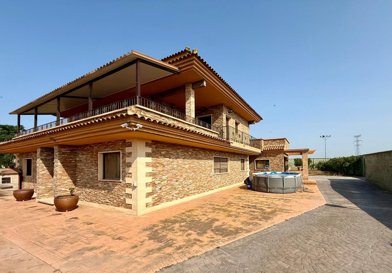 Impressive country-side property situated in the lovely lemon grove area in-between San Miguel de Salinas and the Torrevieja Saltlake:
par