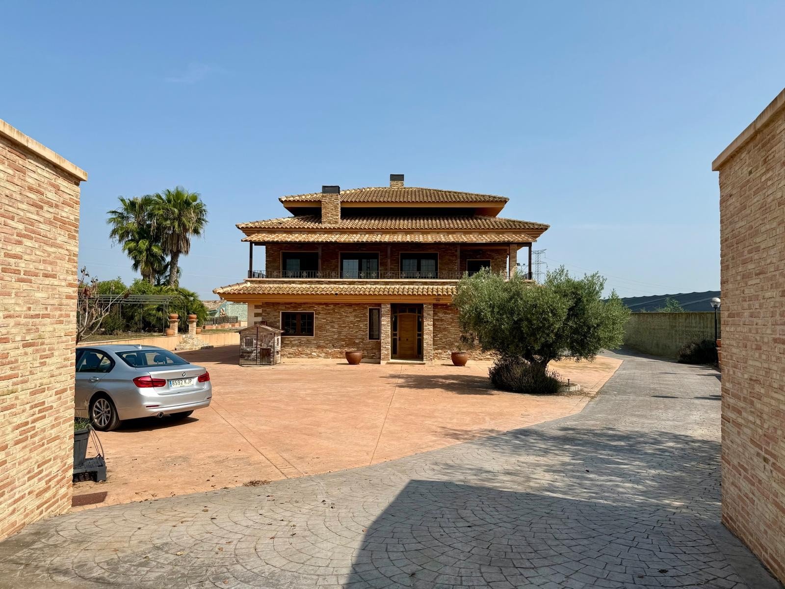 Impressive country-side property situated in the lovely lemon grove area in-between San Miguel de Salinas and the Torrevieja Saltlake:
par