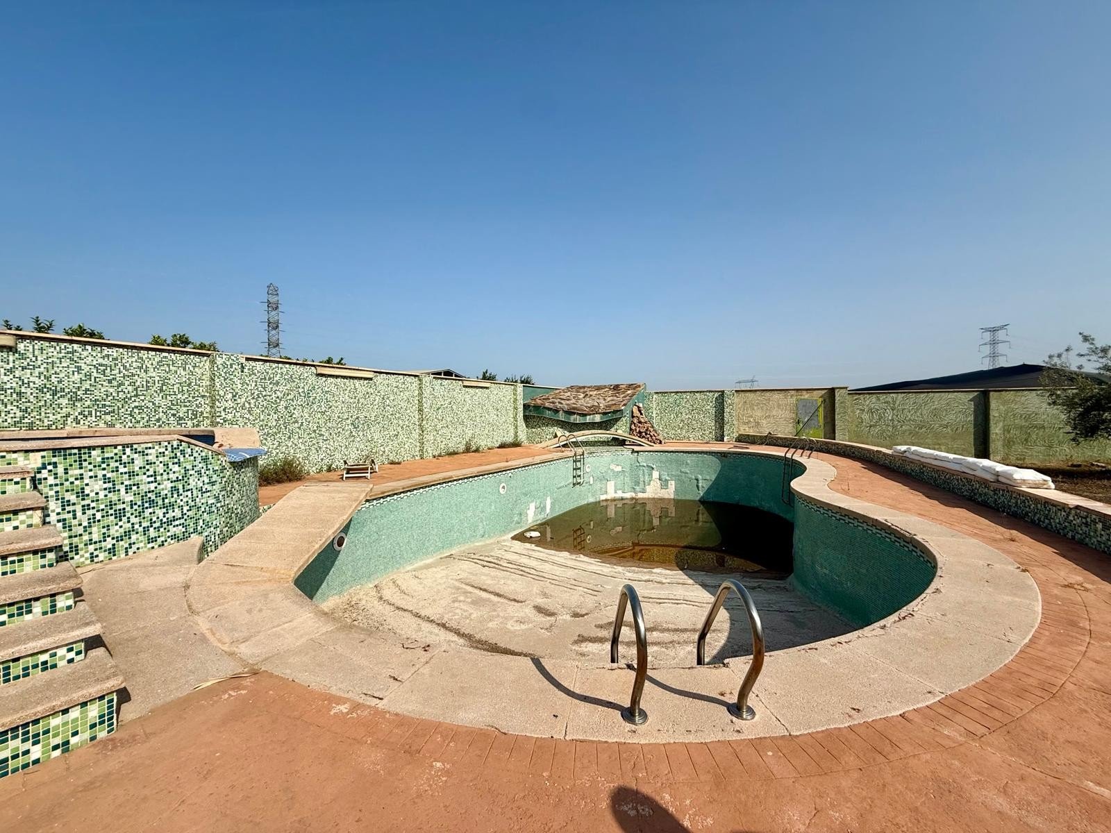 Impressive country-side property situated in the lovely lemon grove area in-between San Miguel de Salinas and the Torrevieja Saltlake:
par