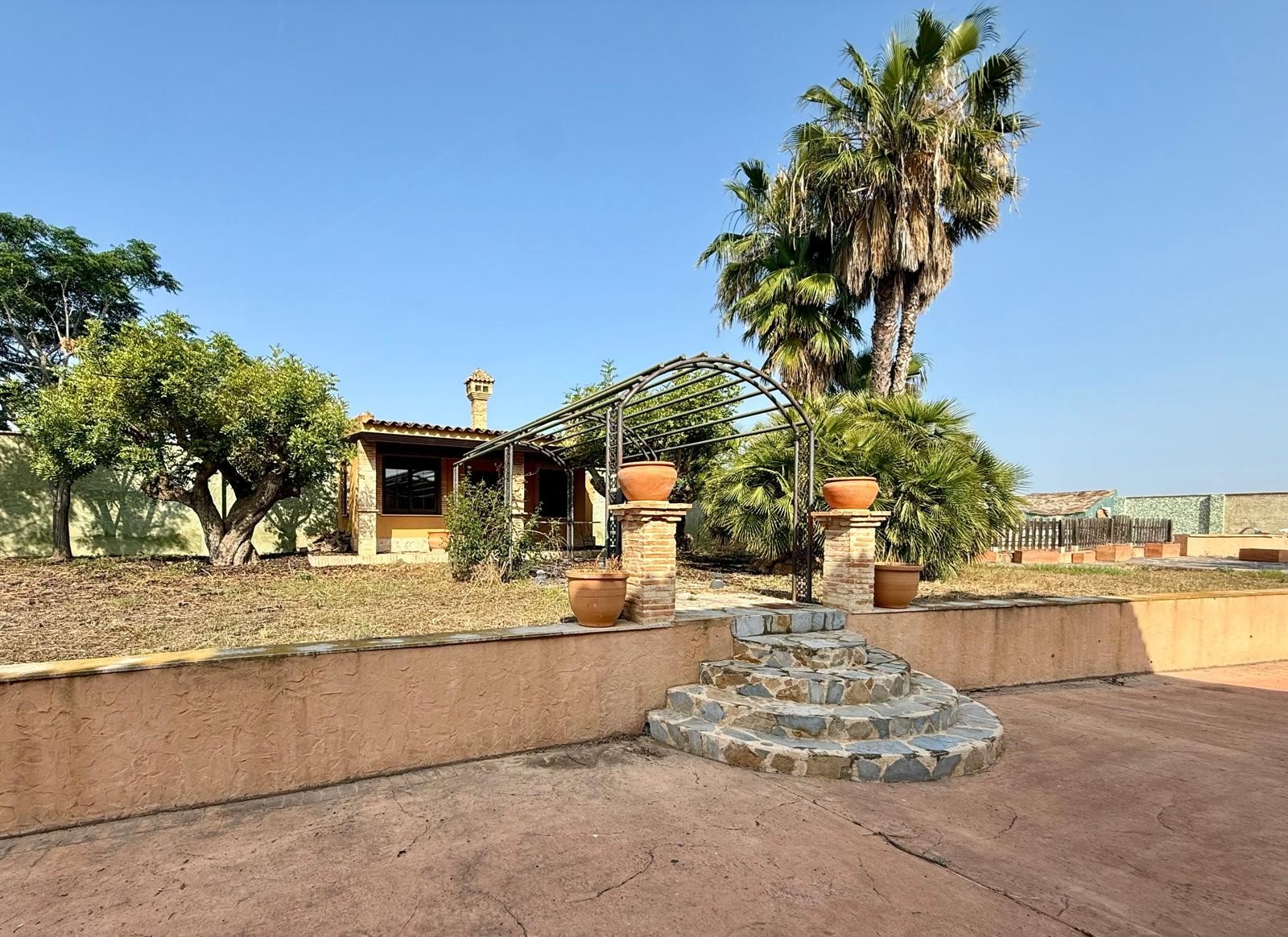 Impressive country-side property situated in the lovely lemon grove area in-between San Miguel de Salinas and the Torrevieja Saltlake:
par