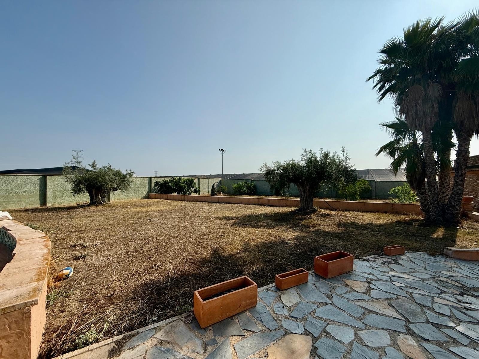 Impressive country-side property situated in the lovely lemon grove area in-between San Miguel de Salinas and the Torrevieja Saltlake:
par