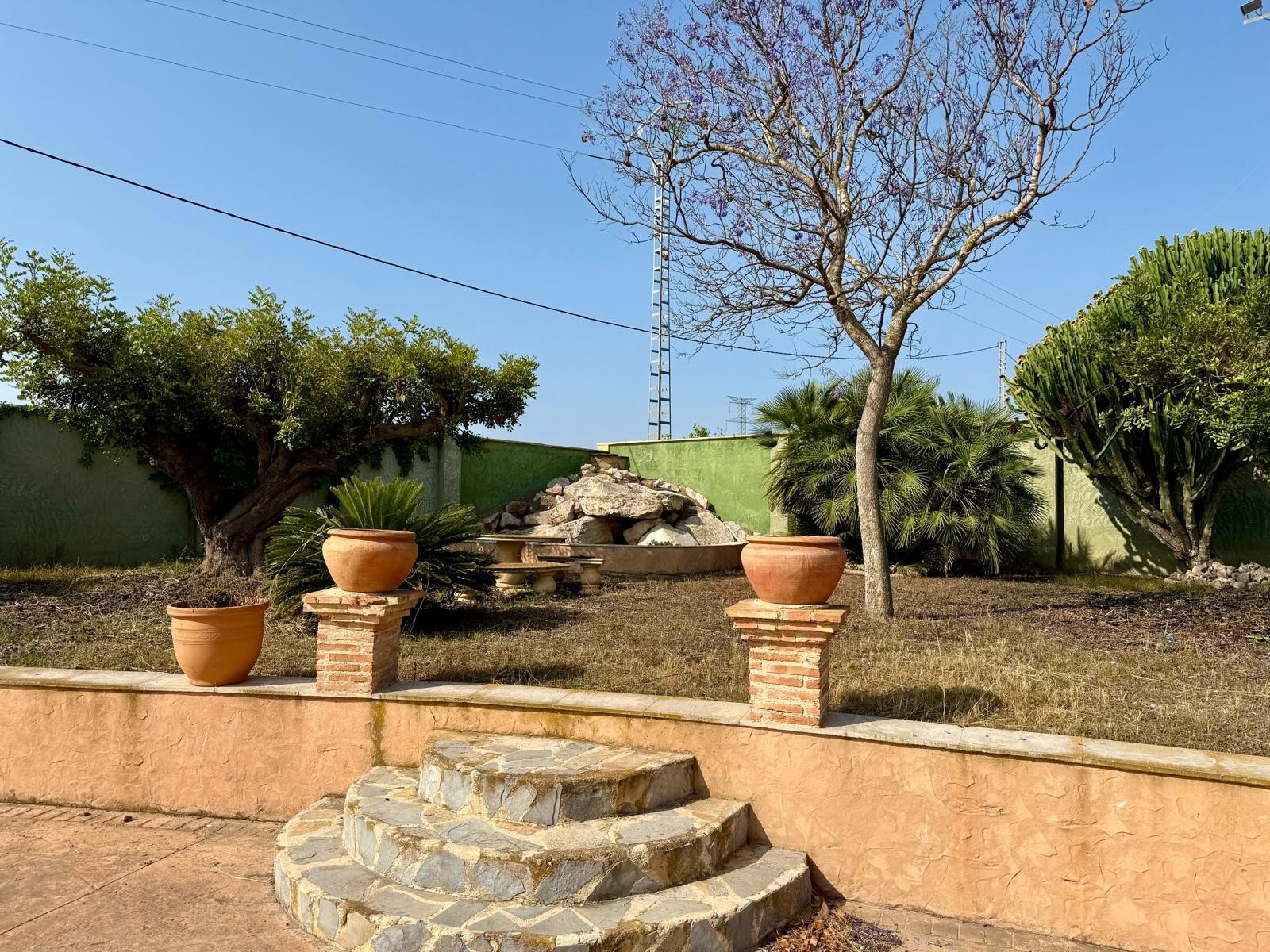 Impressive country-side property situated in the lovely lemon grove area in-between San Miguel de Salinas and the Torrevieja Saltlake:
par