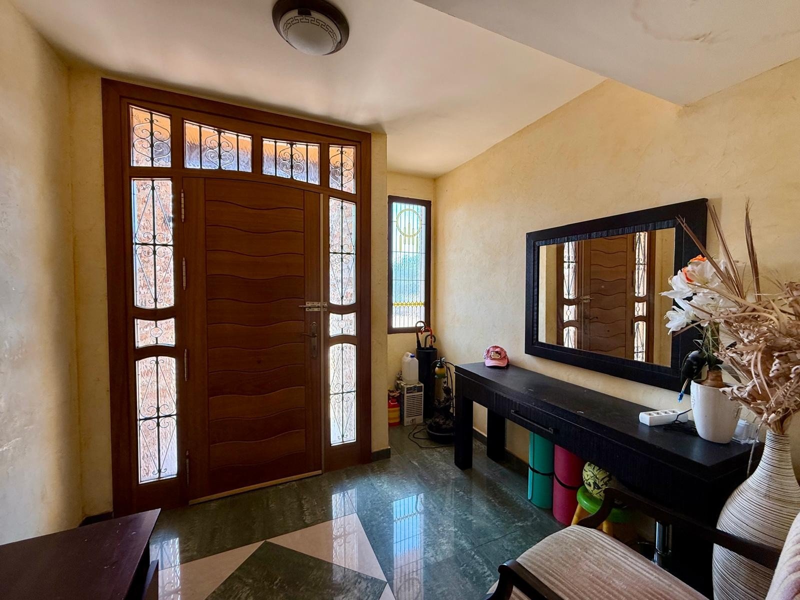 Impressive country-side property situated in the lovely lemon grove area in-between San Miguel de Salinas and the Torrevieja Saltlake:
par