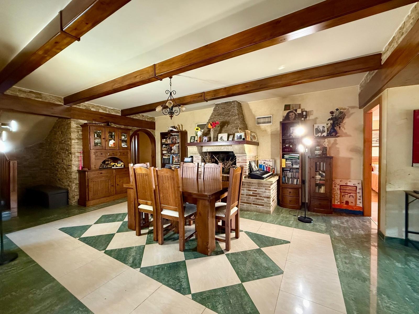 Impressive country-side property situated in the lovely lemon grove area in-between San Miguel de Salinas and the Torrevieja Saltlake:
par