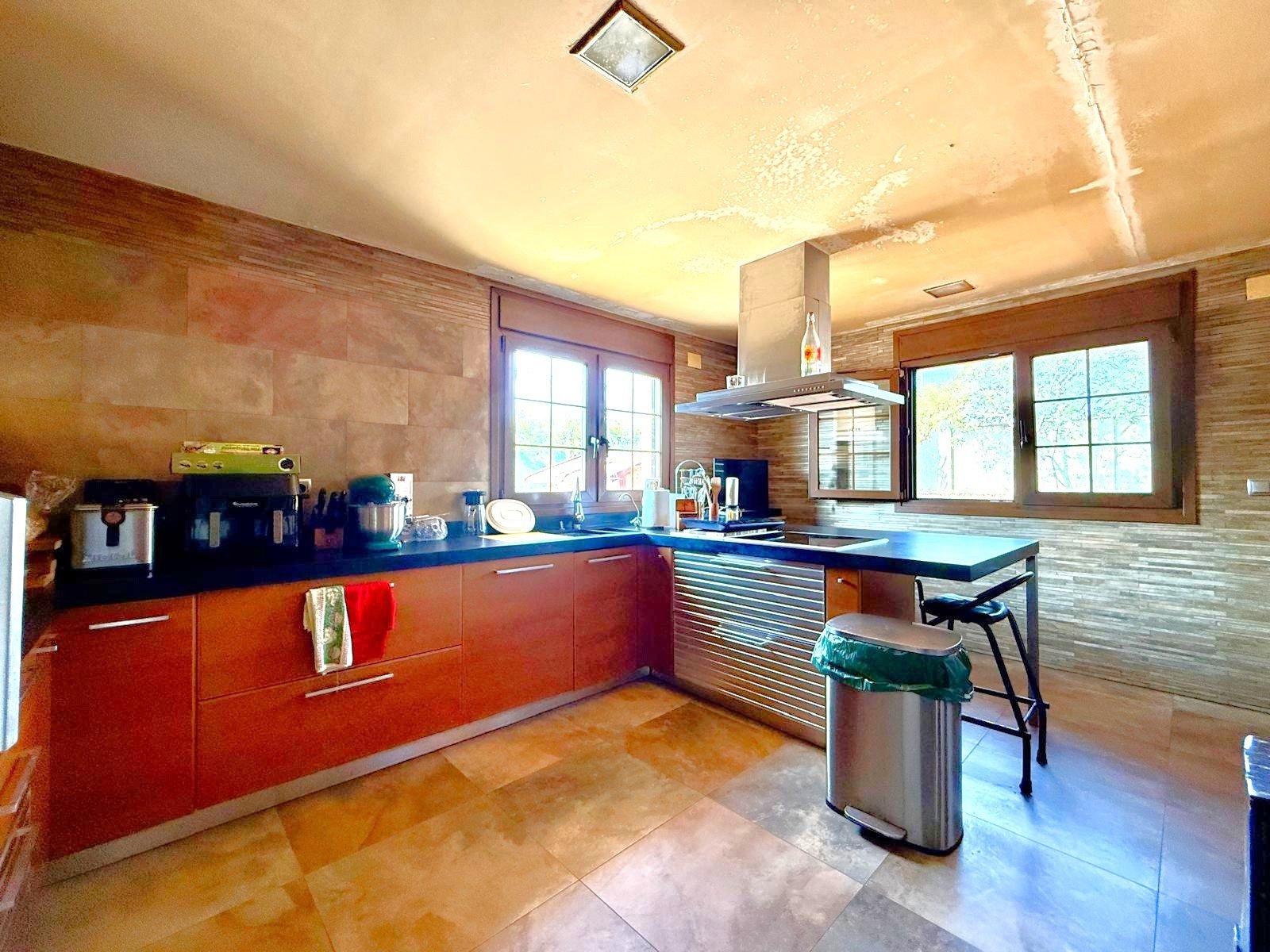 Impressive country-side property situated in the lovely lemon grove area in-between San Miguel de Salinas and the Torrevieja Saltlake:
par