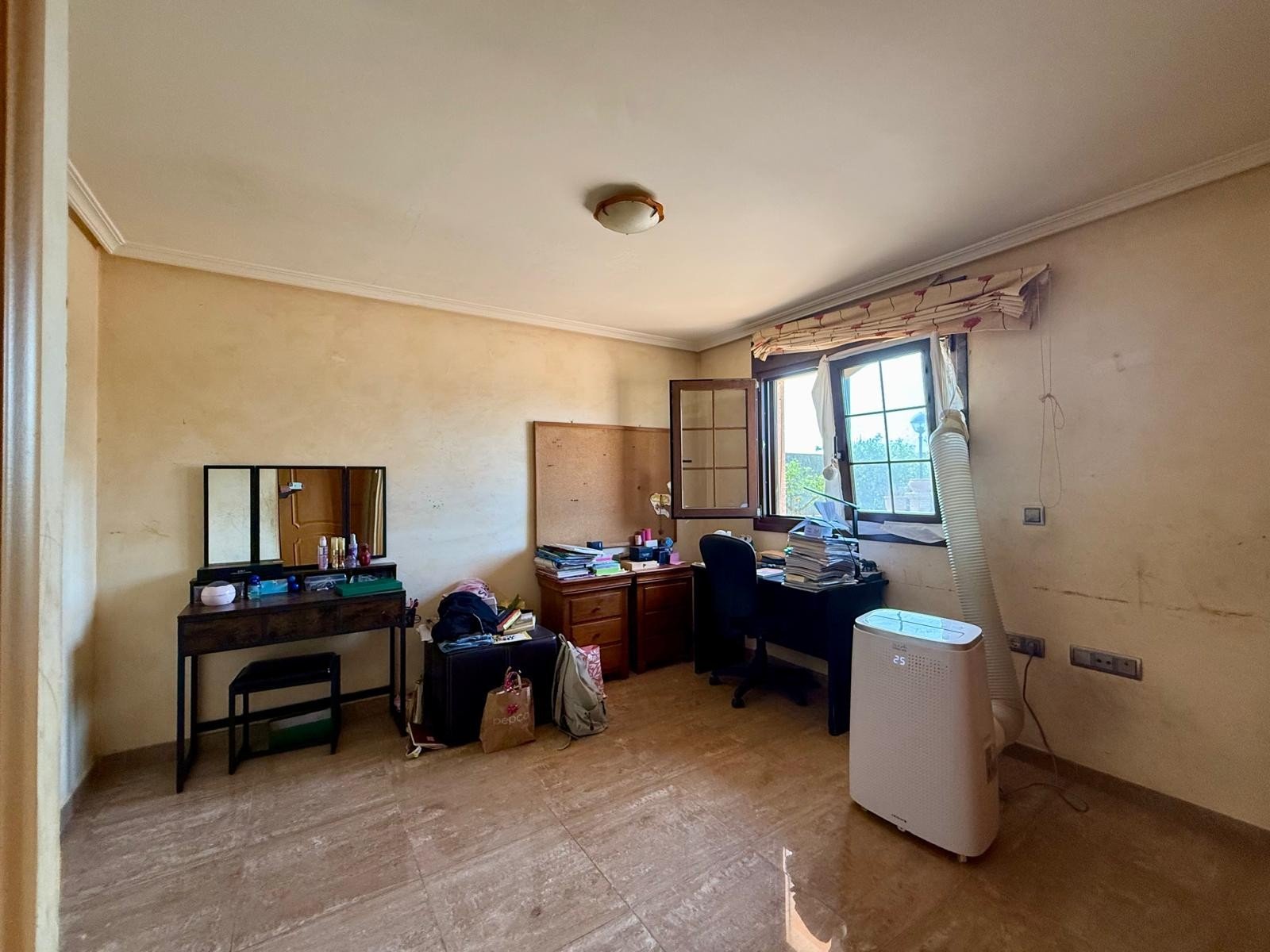 Impressive country-side property situated in the lovely lemon grove area in-between San Miguel de Salinas and the Torrevieja Saltlake:
par