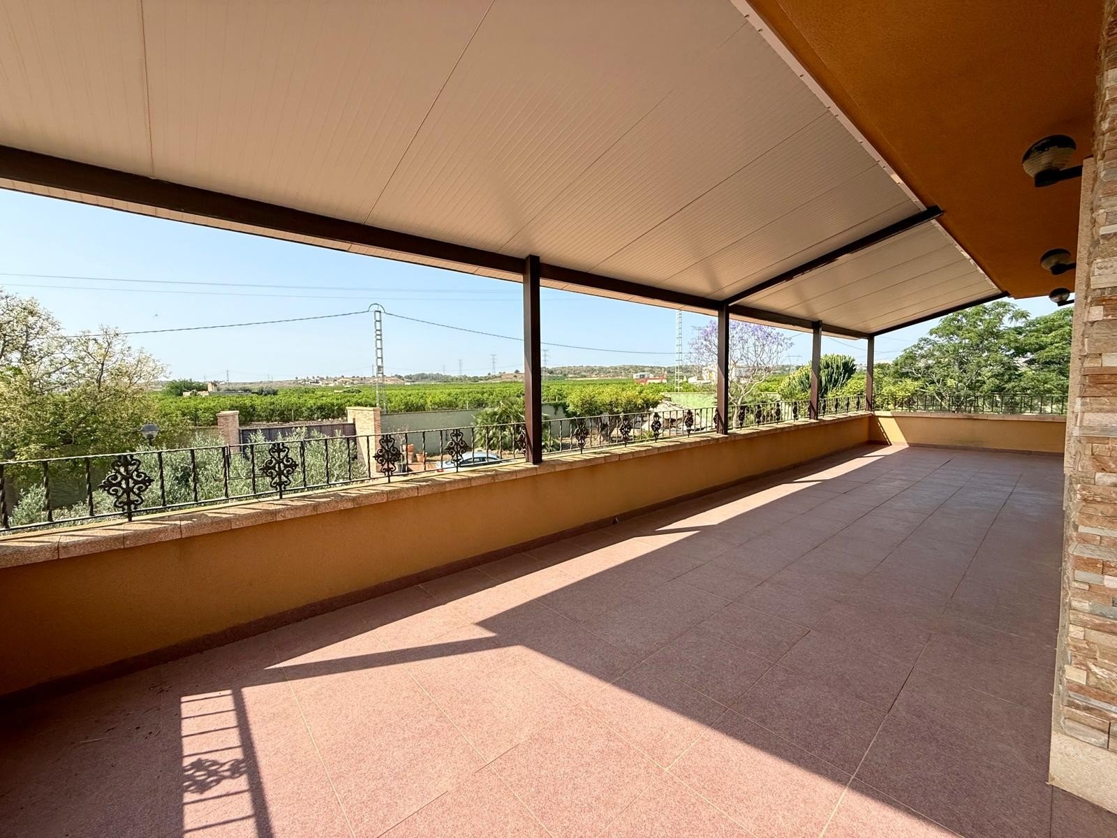 Impressive country-side property situated in the lovely lemon grove area in-between San Miguel de Salinas and the Torrevieja Saltlake:
par