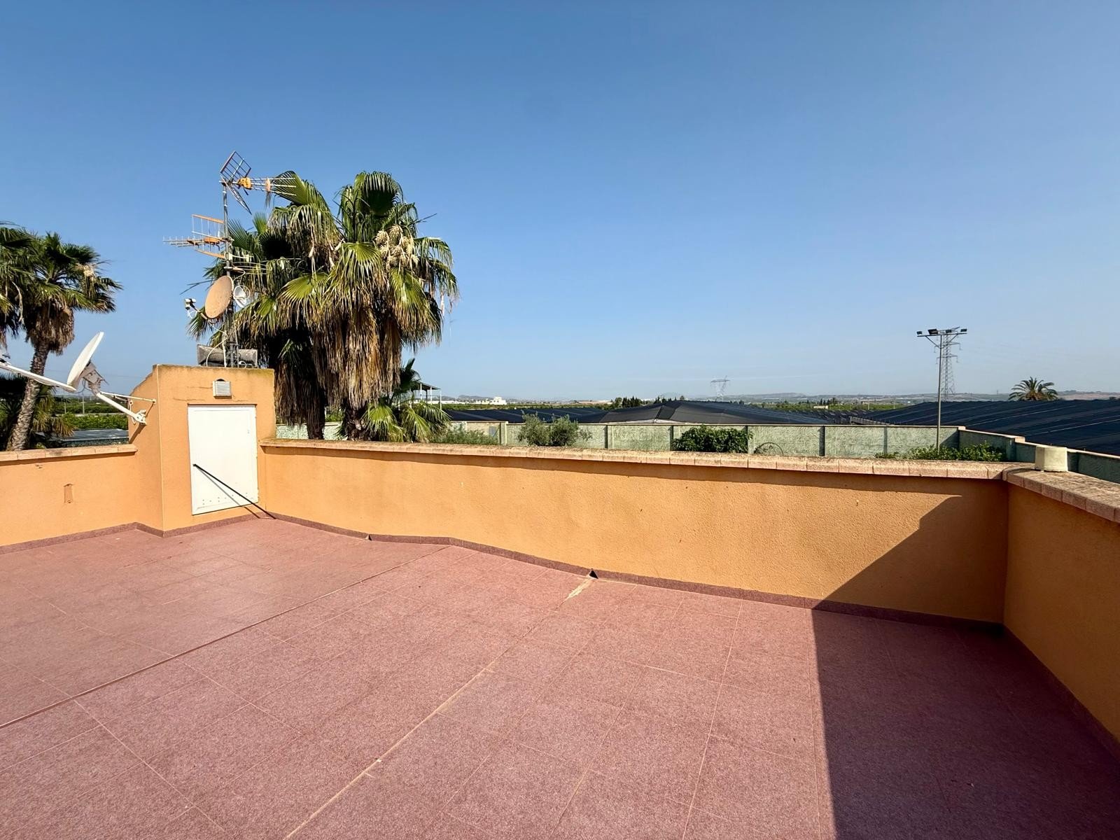 Impressive country-side property situated in the lovely lemon grove area in-between San Miguel de Salinas and the Torrevieja Saltlake:
par