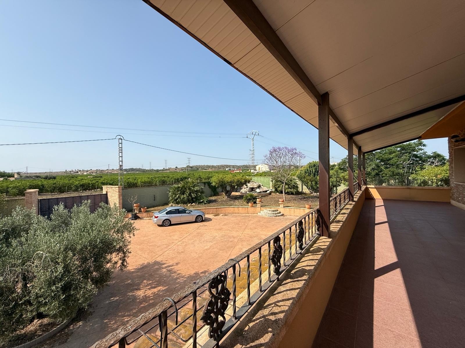 Impressive country-side property situated in the lovely lemon grove area in-between San Miguel de Salinas and the Torrevieja Saltlake:
par
