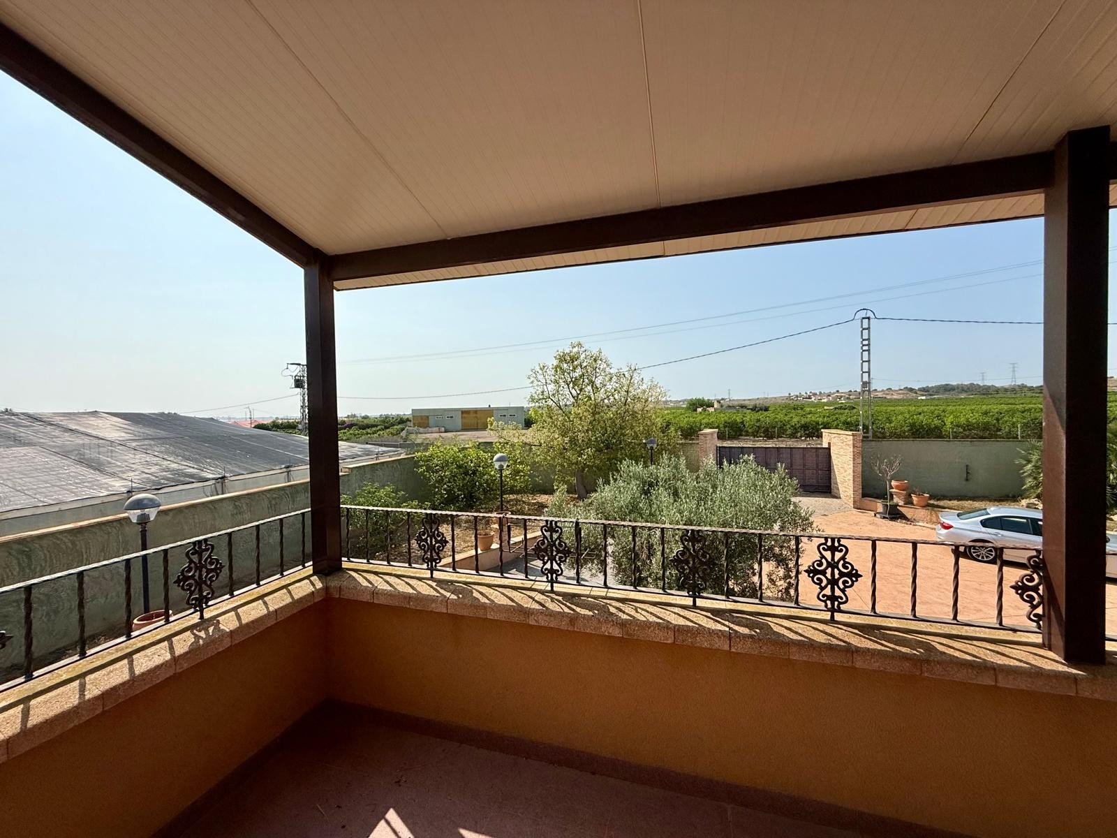 Impressive country-side property situated in the lovely lemon grove area in-between San Miguel de Salinas and the Torrevieja Saltlake:
par