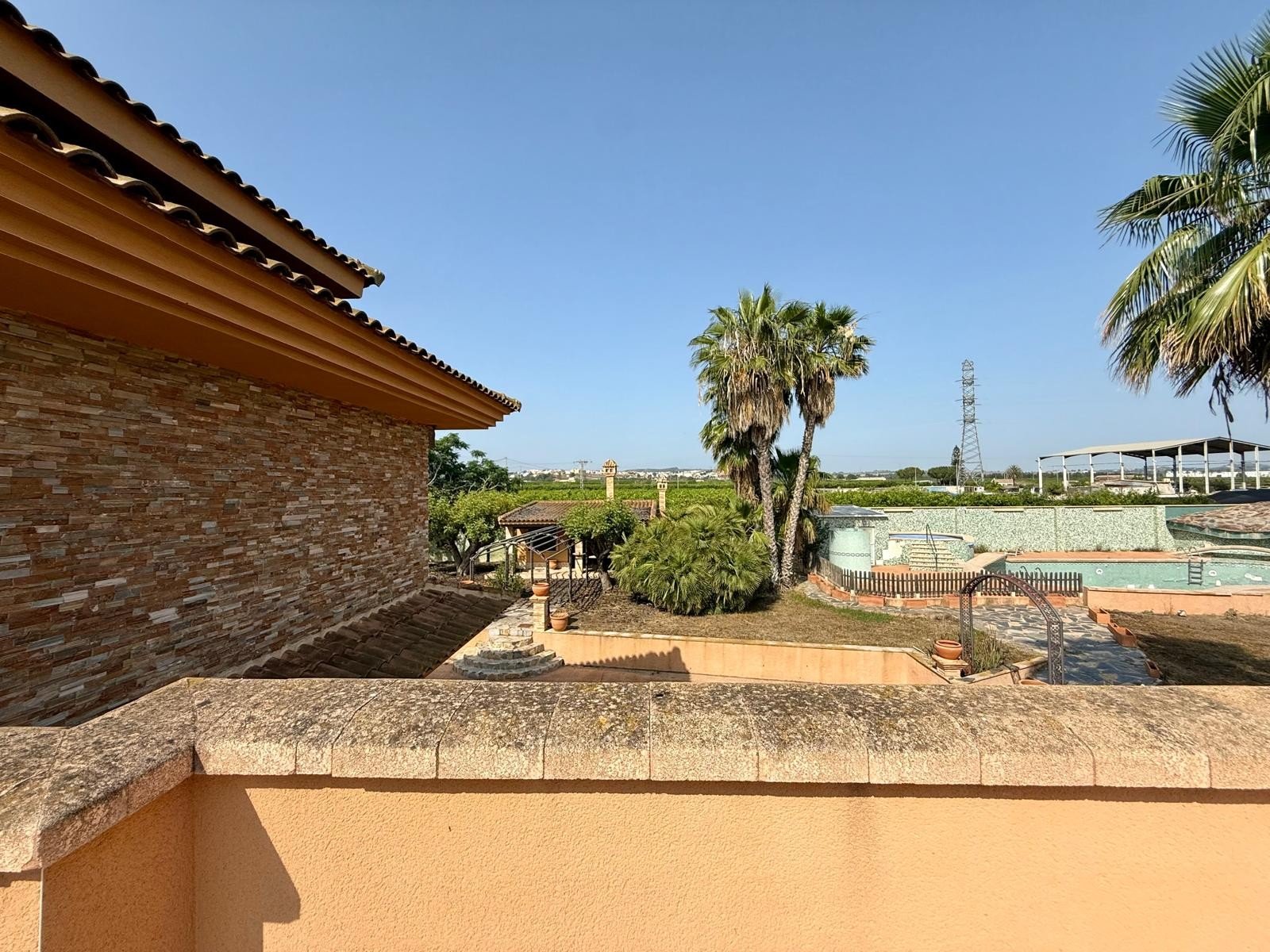 Impressive country-side property situated in the lovely lemon grove area in-between San Miguel de Salinas and the Torrevieja Saltlake:
par