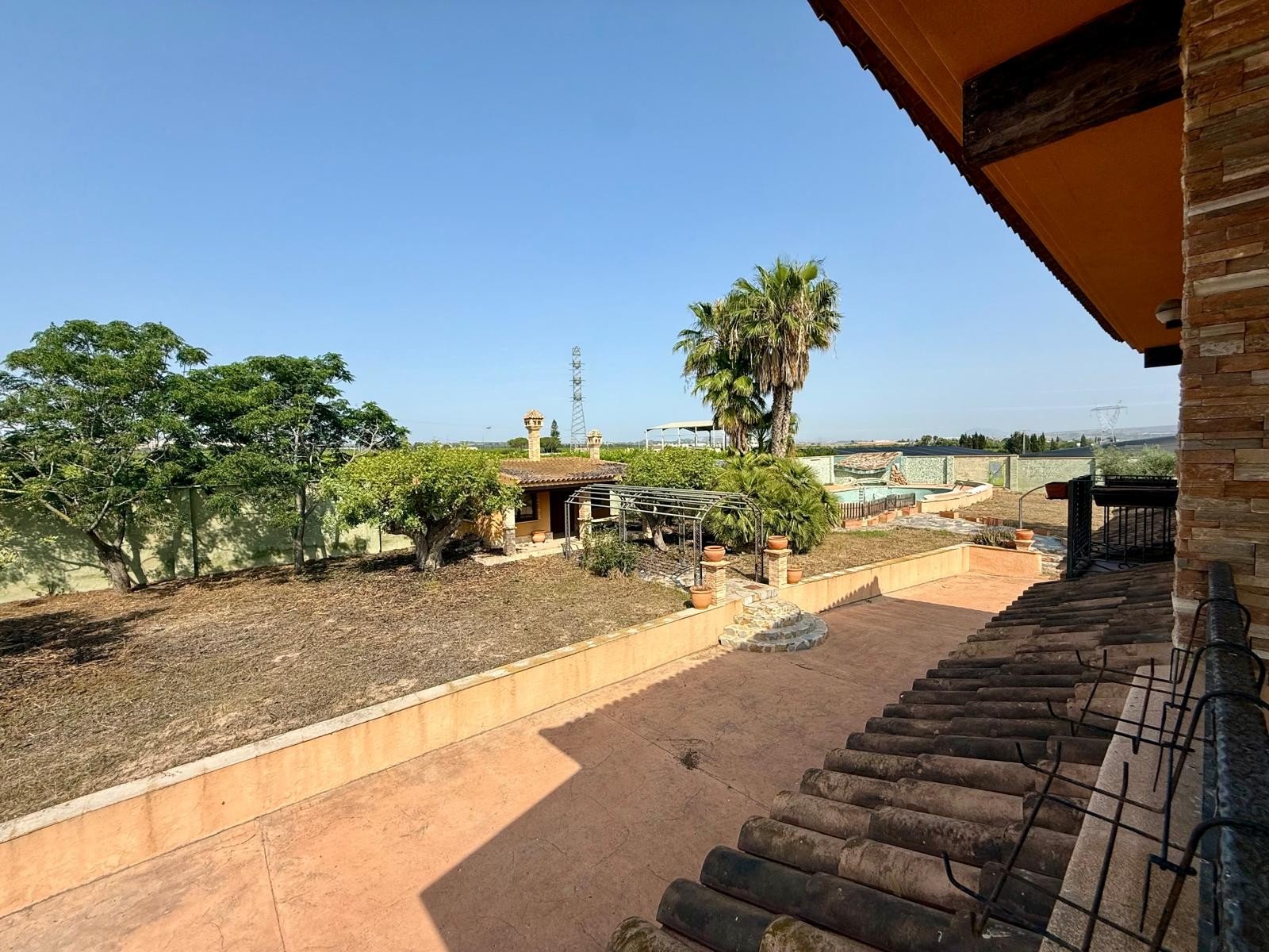 Impressive country-side property situated in the lovely lemon grove area in-between San Miguel de Salinas and the Torrevieja Saltlake:
par
