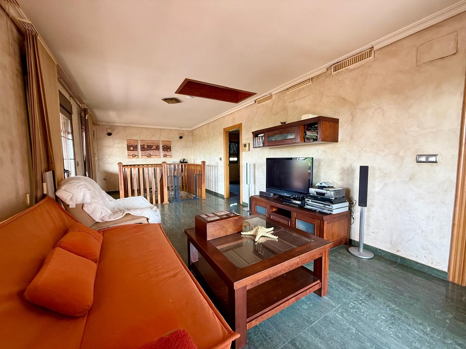 Impressive country-side property situated in the lovely lemon grove area in-between San Miguel de Salinas and the Torrevieja Saltlake:
par