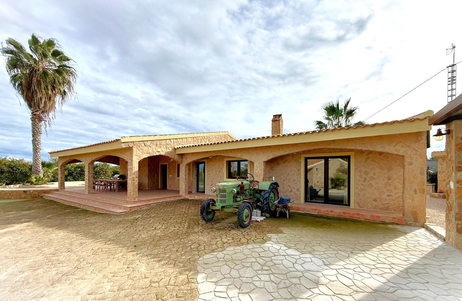 San Miguel de Salinas:   The property sits within a fenced-in land with a surface of 8.000 m2, predominantly flat with no views from neighbours;
 