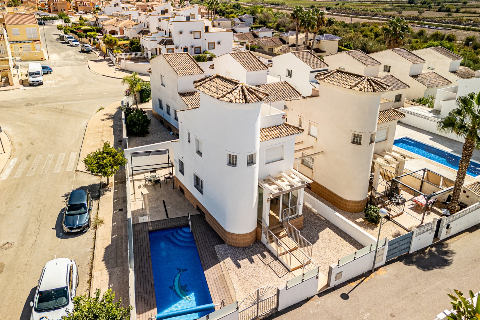 Wir präsentieren diese wunderschöne freistehende Villa in der Urbanisation La Marina, San Fulgencio (Alicante), einer sehr gefragten Wohngegend mit i