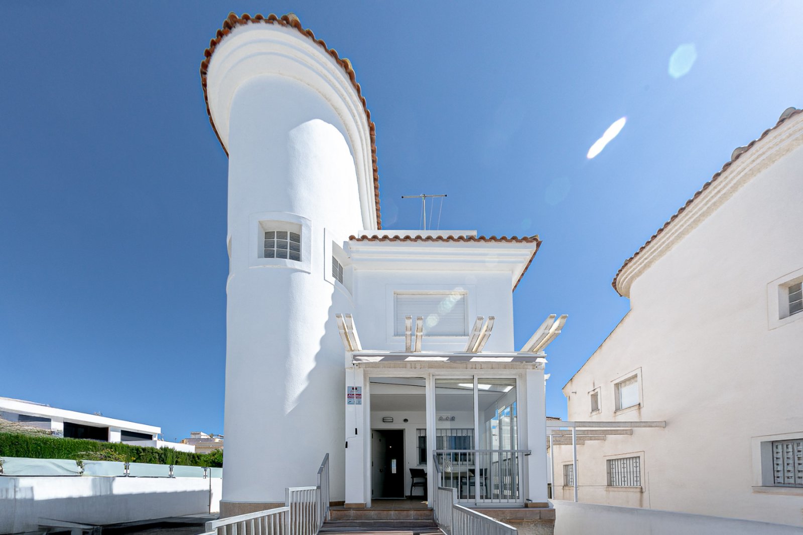 Wir präsentieren diese wunderschöne freistehende Villa in der Urbanisation La Marina, San Fulgencio (Alicante), einer sehr gefragten Wohngegend mit i