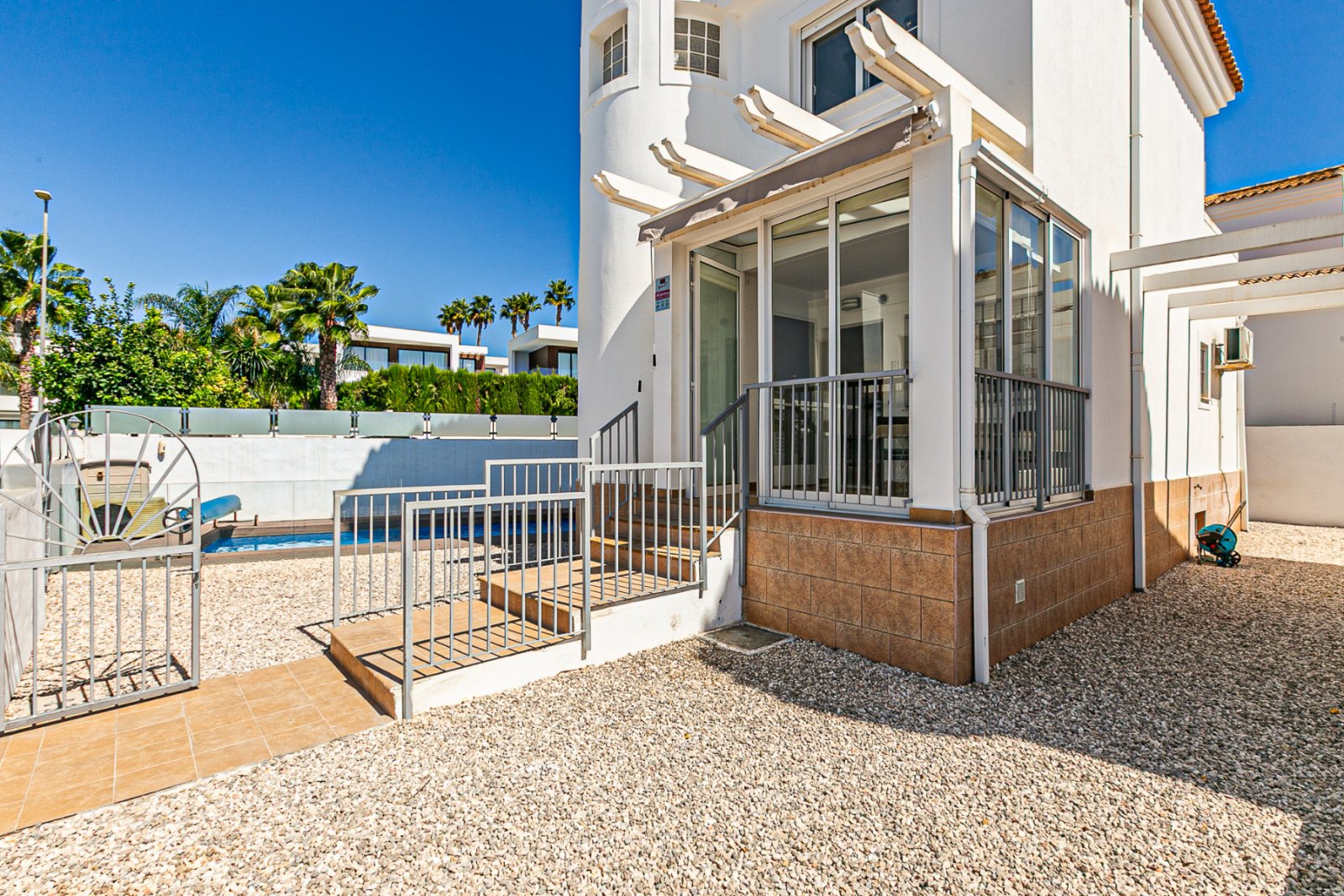 Wir präsentieren diese wunderschöne freistehende Villa in der Urbanisation La Marina, San Fulgencio (Alicante), einer sehr gefragten Wohngegend mit i