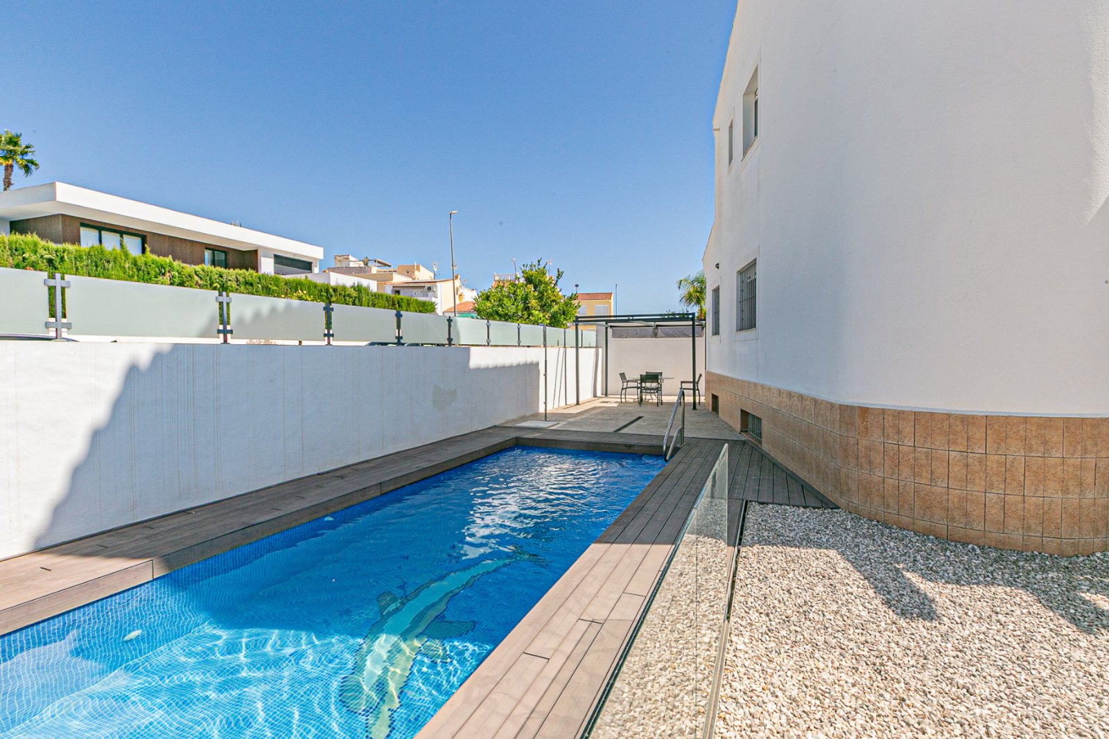 Wir präsentieren diese wunderschöne freistehende Villa in der Urbanisation La Marina, San Fulgencio (Alicante), einer sehr gefragten Wohngegend mit i