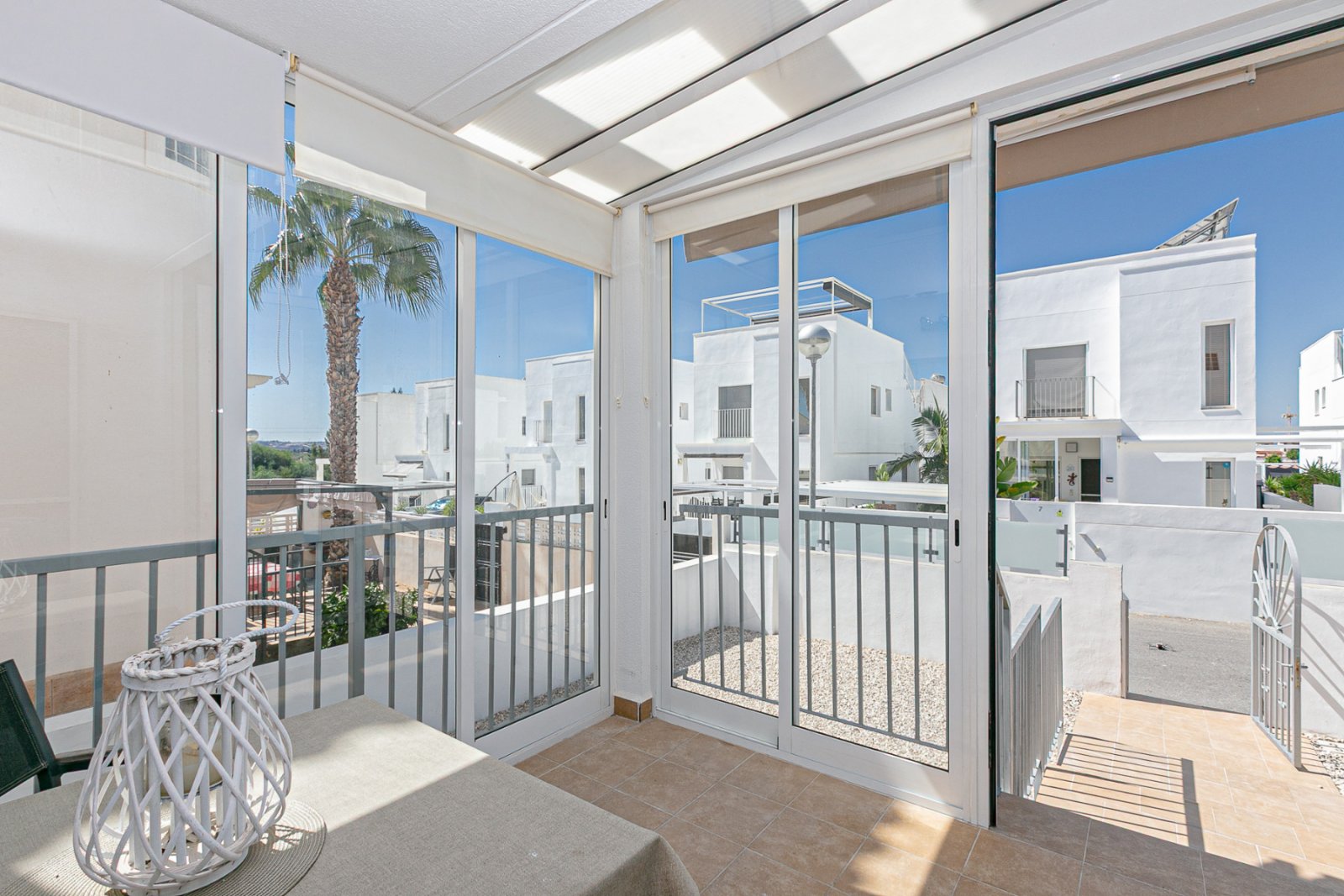 Wir präsentieren diese wunderschöne freistehende Villa in der Urbanisation La Marina, San Fulgencio (Alicante), einer sehr gefragten Wohngegend mit i