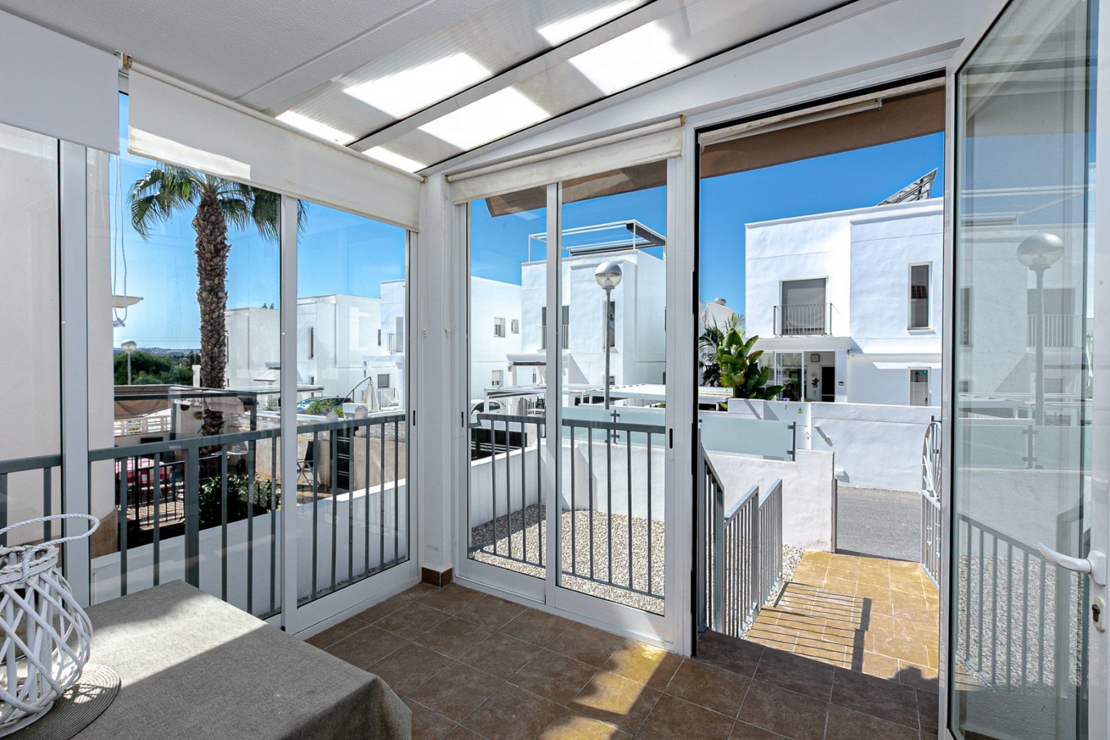 Wir präsentieren diese wunderschöne freistehende Villa in der Urbanisation La Marina, San Fulgencio (Alicante), einer sehr gefragten Wohngegend mit i
