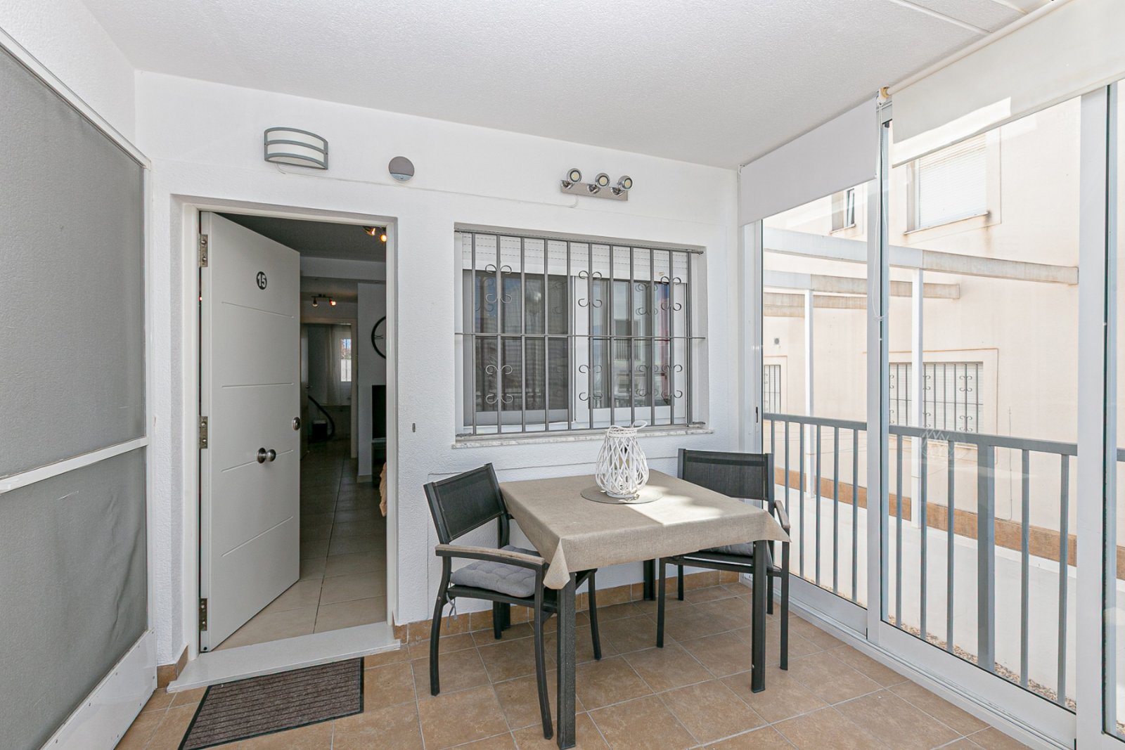 Wir präsentieren diese wunderschöne freistehende Villa in der Urbanisation La Marina, San Fulgencio (Alicante), einer sehr gefragten Wohngegend mit i