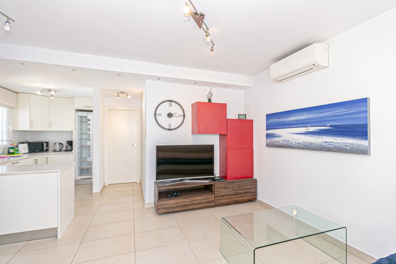 Wir präsentieren diese wunderschöne freistehende Villa in der Urbanisation La Marina, San Fulgencio (Alicante), einer sehr gefragten Wohngegend mit i