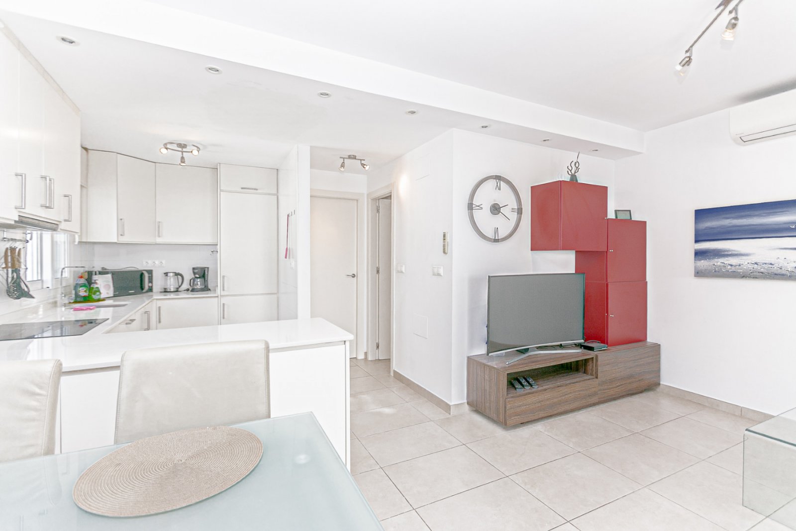 Wir präsentieren diese wunderschöne freistehende Villa in der Urbanisation La Marina, San Fulgencio (Alicante), einer sehr gefragten Wohngegend mit i