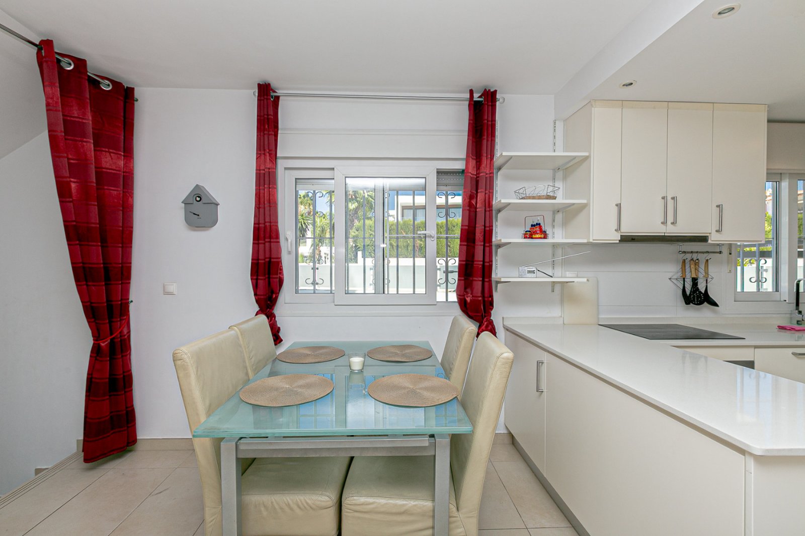 Wir präsentieren diese wunderschöne freistehende Villa in der Urbanisation La Marina, San Fulgencio (Alicante), einer sehr gefragten Wohngegend mit i