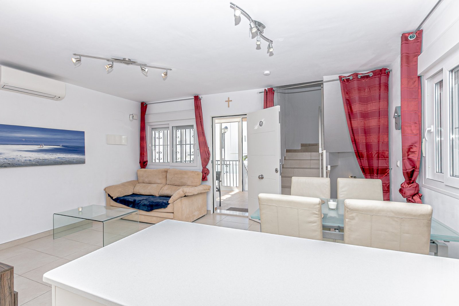 Wir präsentieren diese wunderschöne freistehende Villa in der Urbanisation La Marina, San Fulgencio (Alicante), einer sehr gefragten Wohngegend mit i