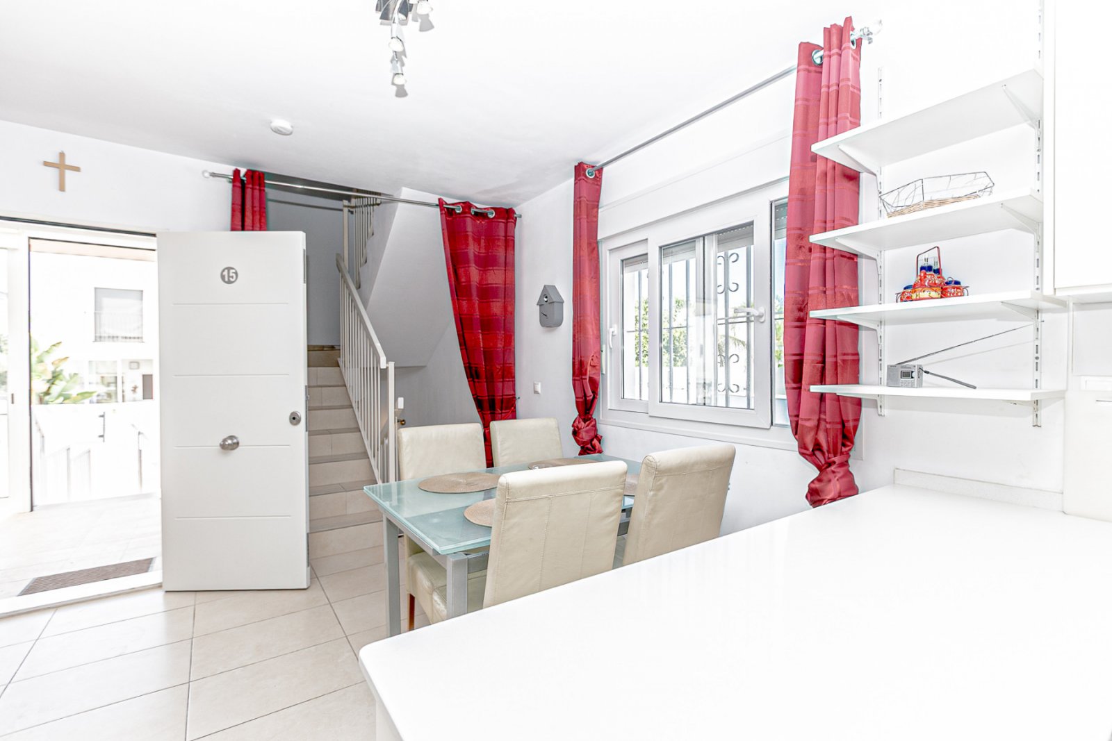 Wir präsentieren diese wunderschöne freistehende Villa in der Urbanisation La Marina, San Fulgencio (Alicante), einer sehr gefragten Wohngegend mit i