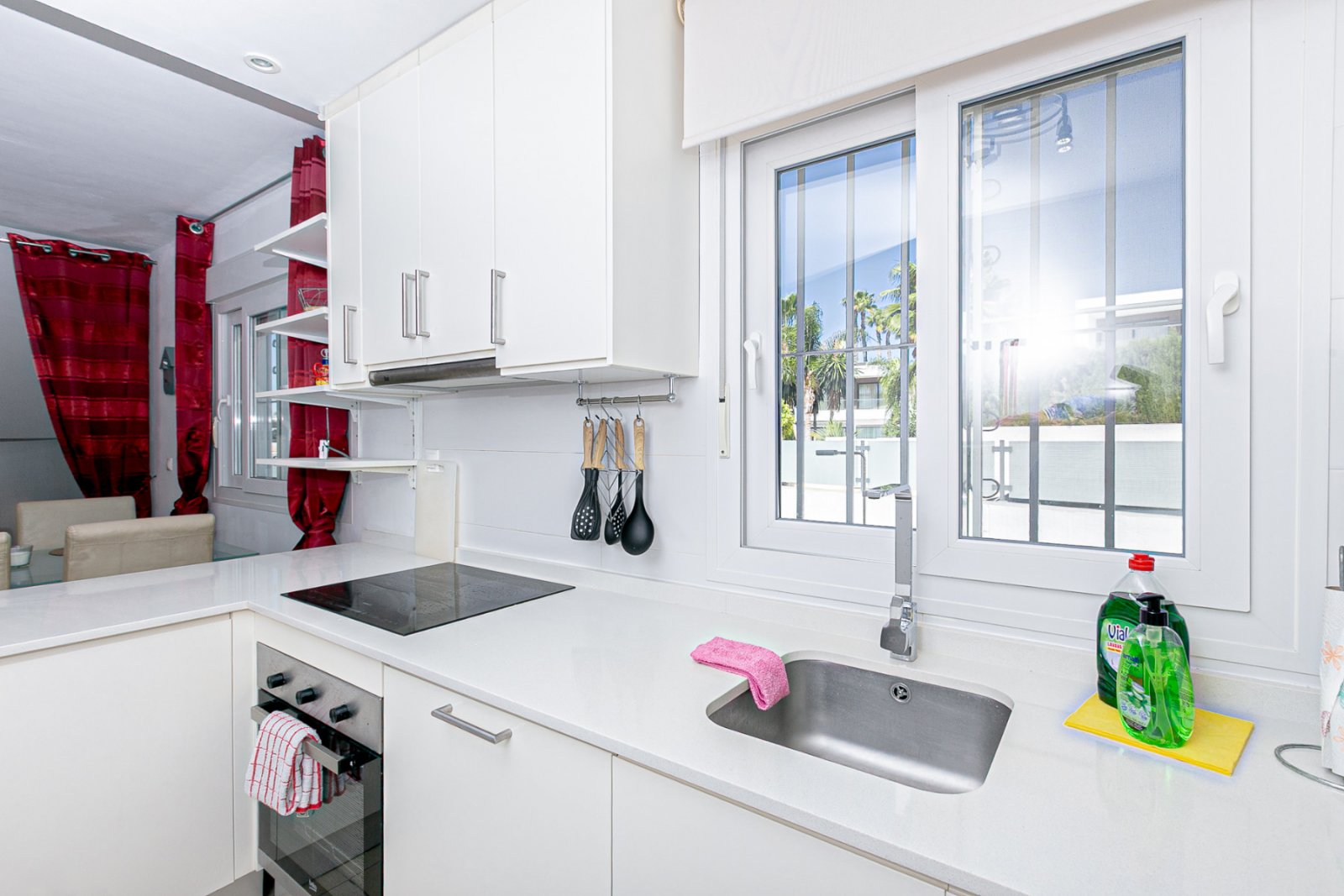 Wir präsentieren diese wunderschöne freistehende Villa in der Urbanisation La Marina, San Fulgencio (Alicante), einer sehr gefragten Wohngegend mit i