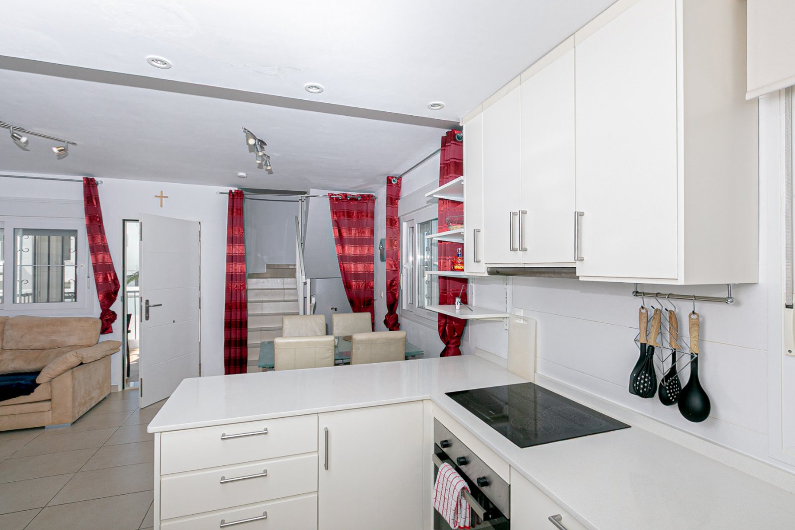 Wir präsentieren diese wunderschöne freistehende Villa in der Urbanisation La Marina, San Fulgencio (Alicante), einer sehr gefragten Wohngegend mit i