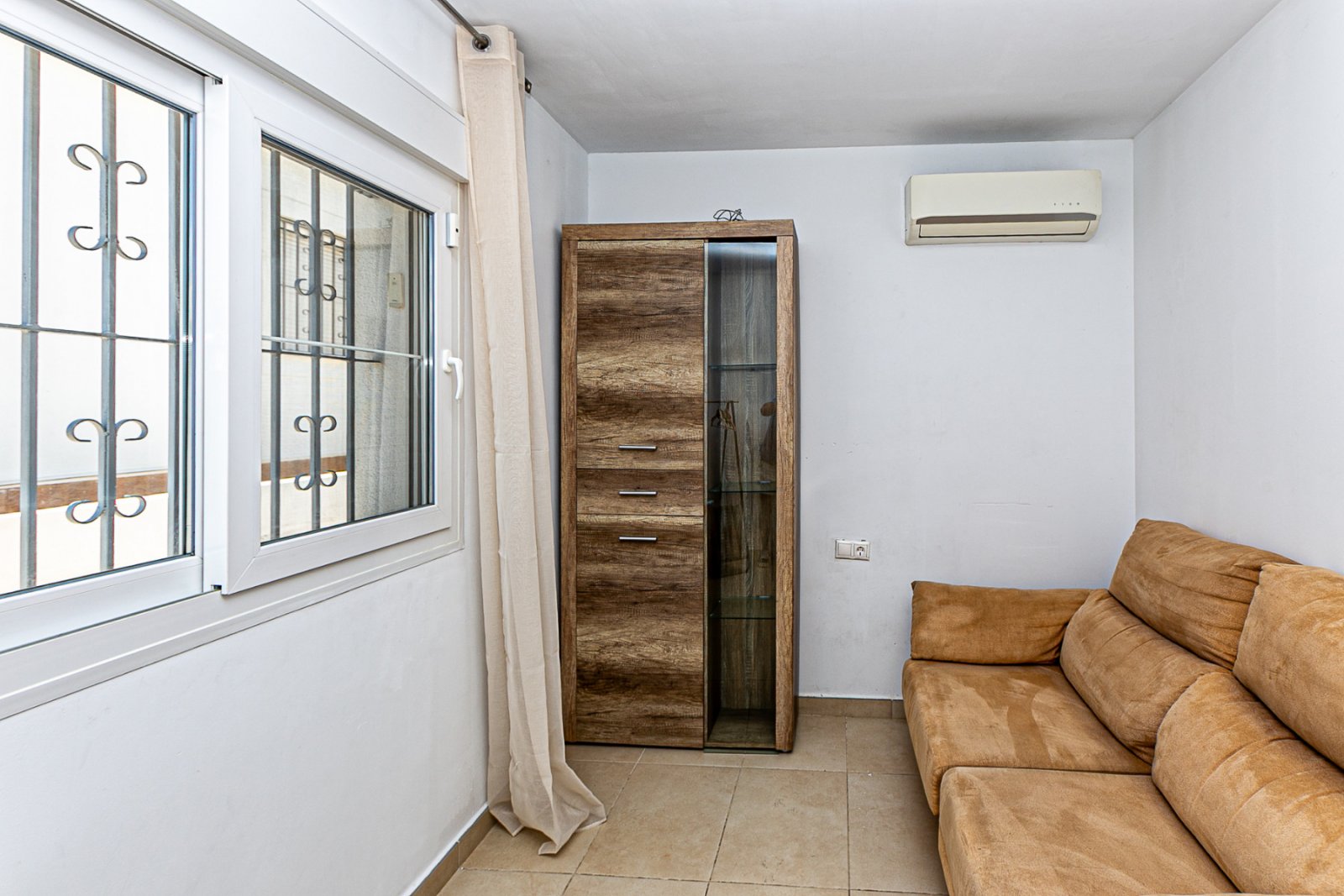 Wir präsentieren diese wunderschöne freistehende Villa in der Urbanisation La Marina, San Fulgencio (Alicante), einer sehr gefragten Wohngegend mit i