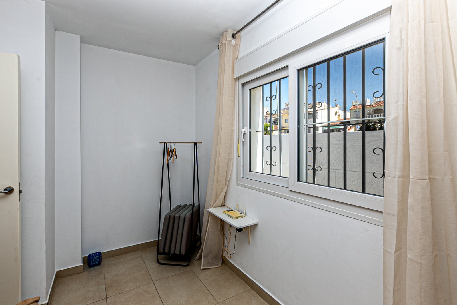 Wir präsentieren diese wunderschöne freistehende Villa in der Urbanisation La Marina, San Fulgencio (Alicante), einer sehr gefragten Wohngegend mit i