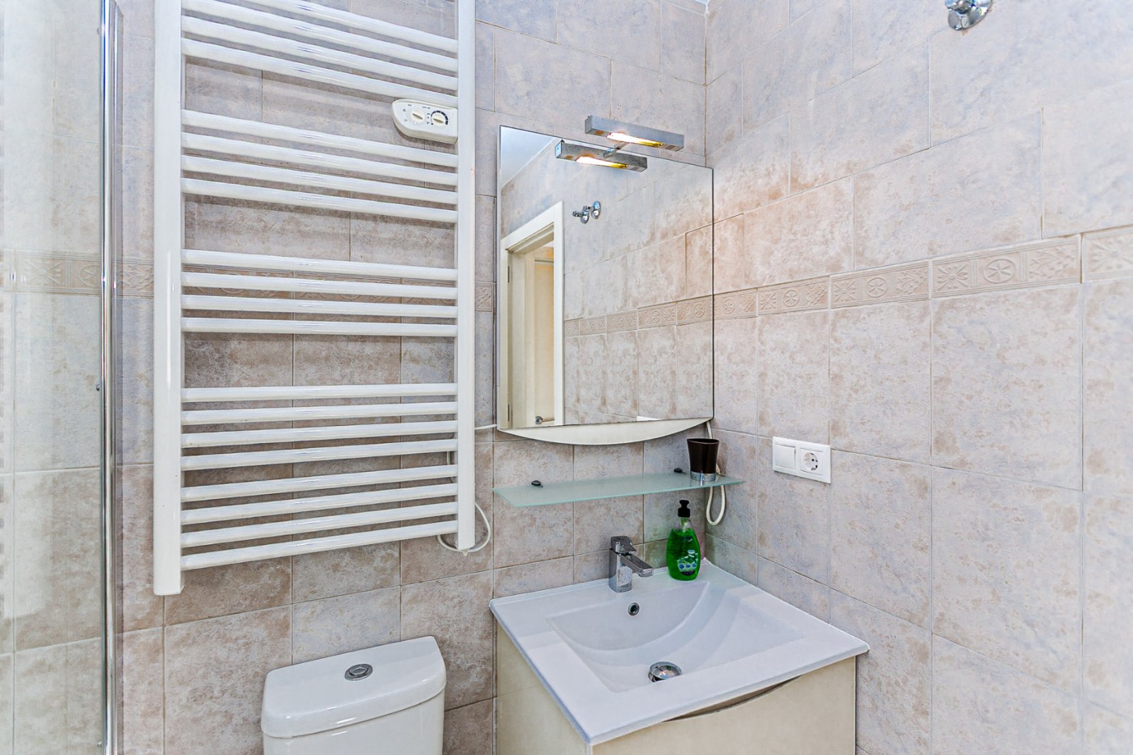 Wir präsentieren diese wunderschöne freistehende Villa in der Urbanisation La Marina, San Fulgencio (Alicante), einer sehr gefragten Wohngegend mit i