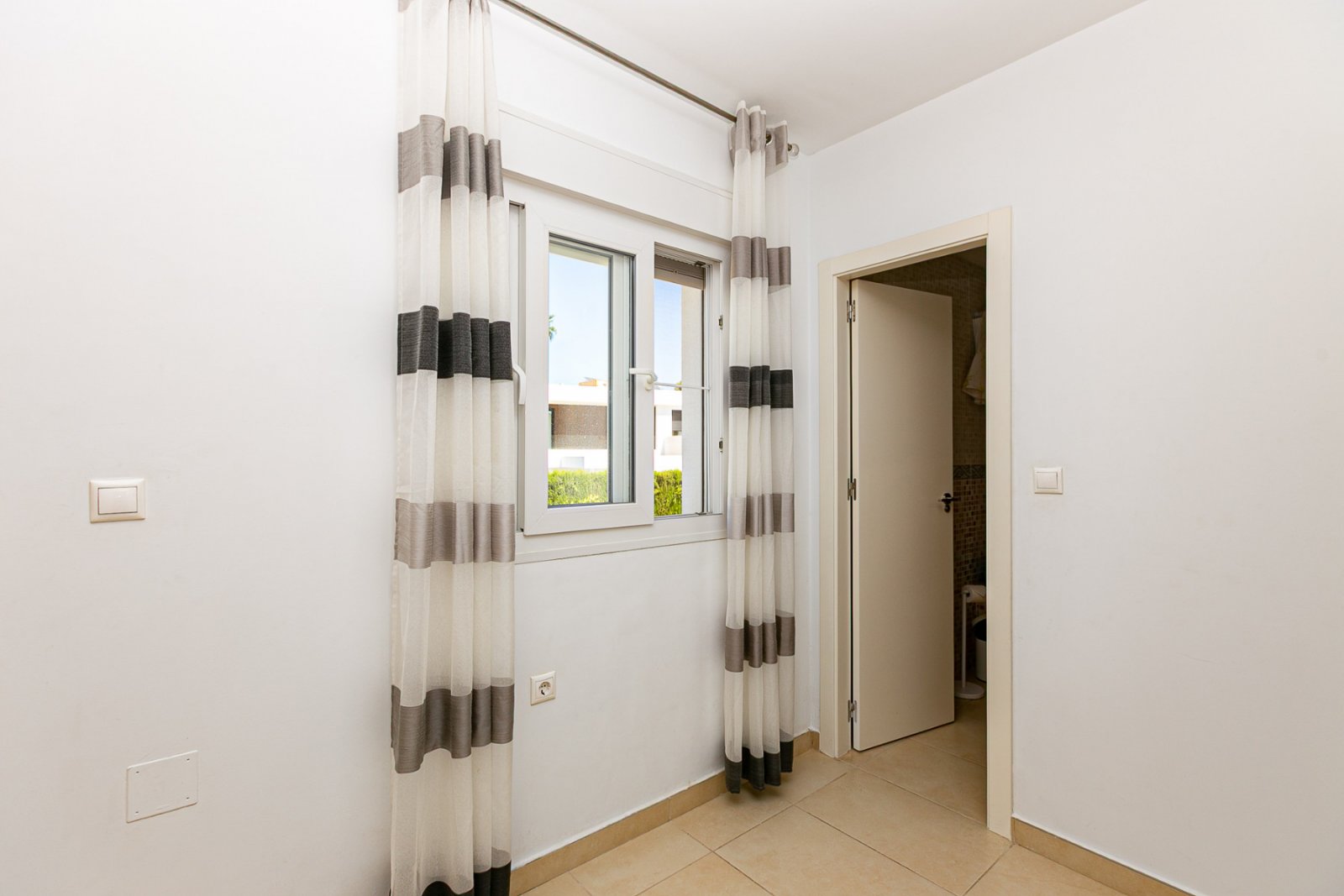 Wir präsentieren diese wunderschöne freistehende Villa in der Urbanisation La Marina, San Fulgencio (Alicante), einer sehr gefragten Wohngegend mit i