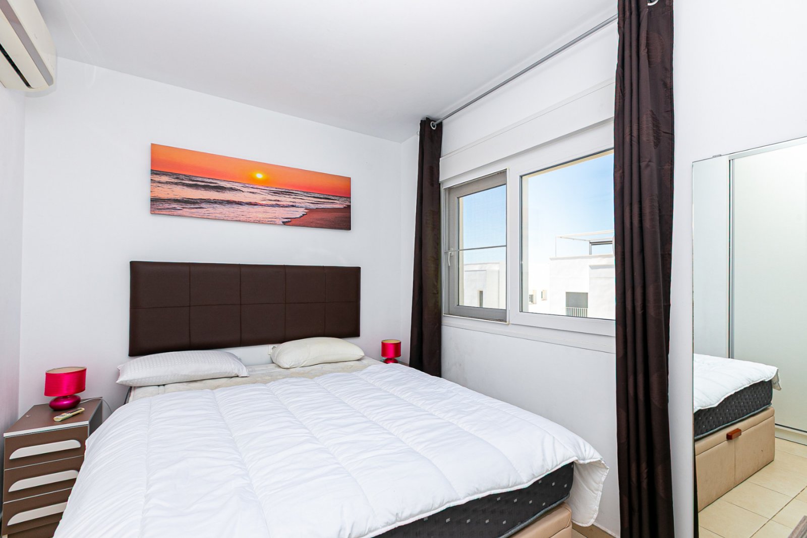 Wir präsentieren diese wunderschöne freistehende Villa in der Urbanisation La Marina, San Fulgencio (Alicante), einer sehr gefragten Wohngegend mit i
