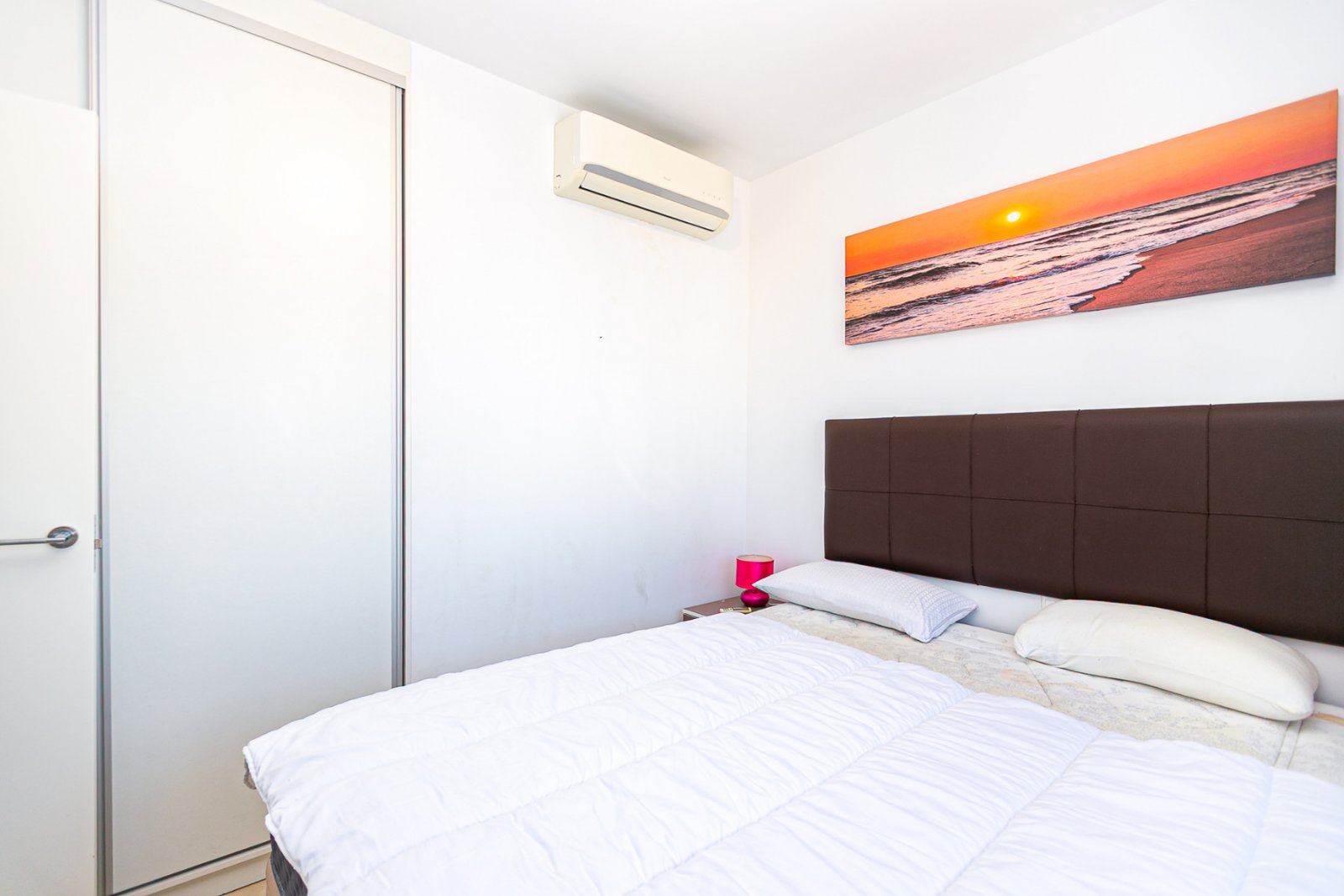Wir präsentieren diese wunderschöne freistehende Villa in der Urbanisation La Marina, San Fulgencio (Alicante), einer sehr gefragten Wohngegend mit i