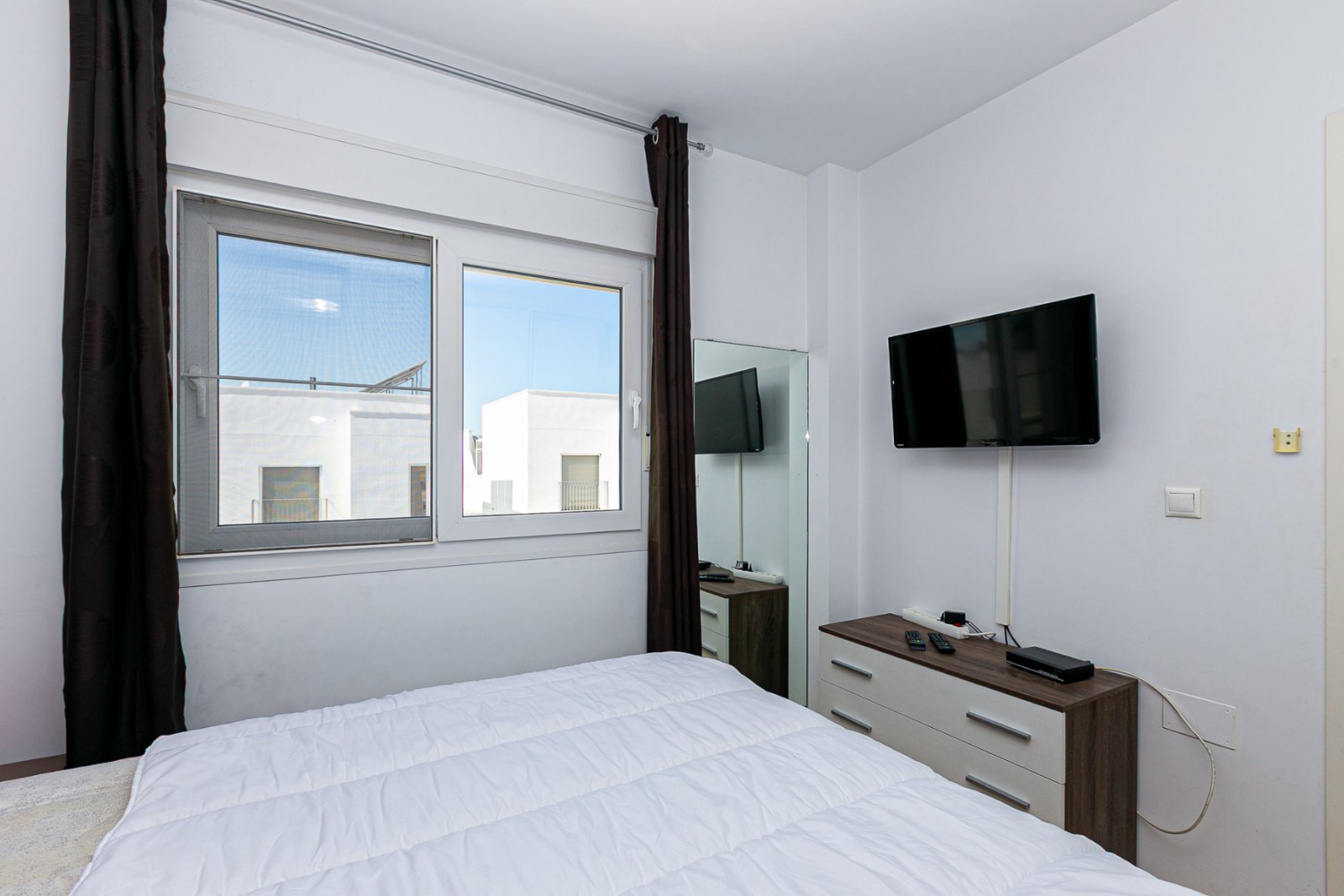 Wir präsentieren diese wunderschöne freistehende Villa in der Urbanisation La Marina, San Fulgencio (Alicante), einer sehr gefragten Wohngegend mit i