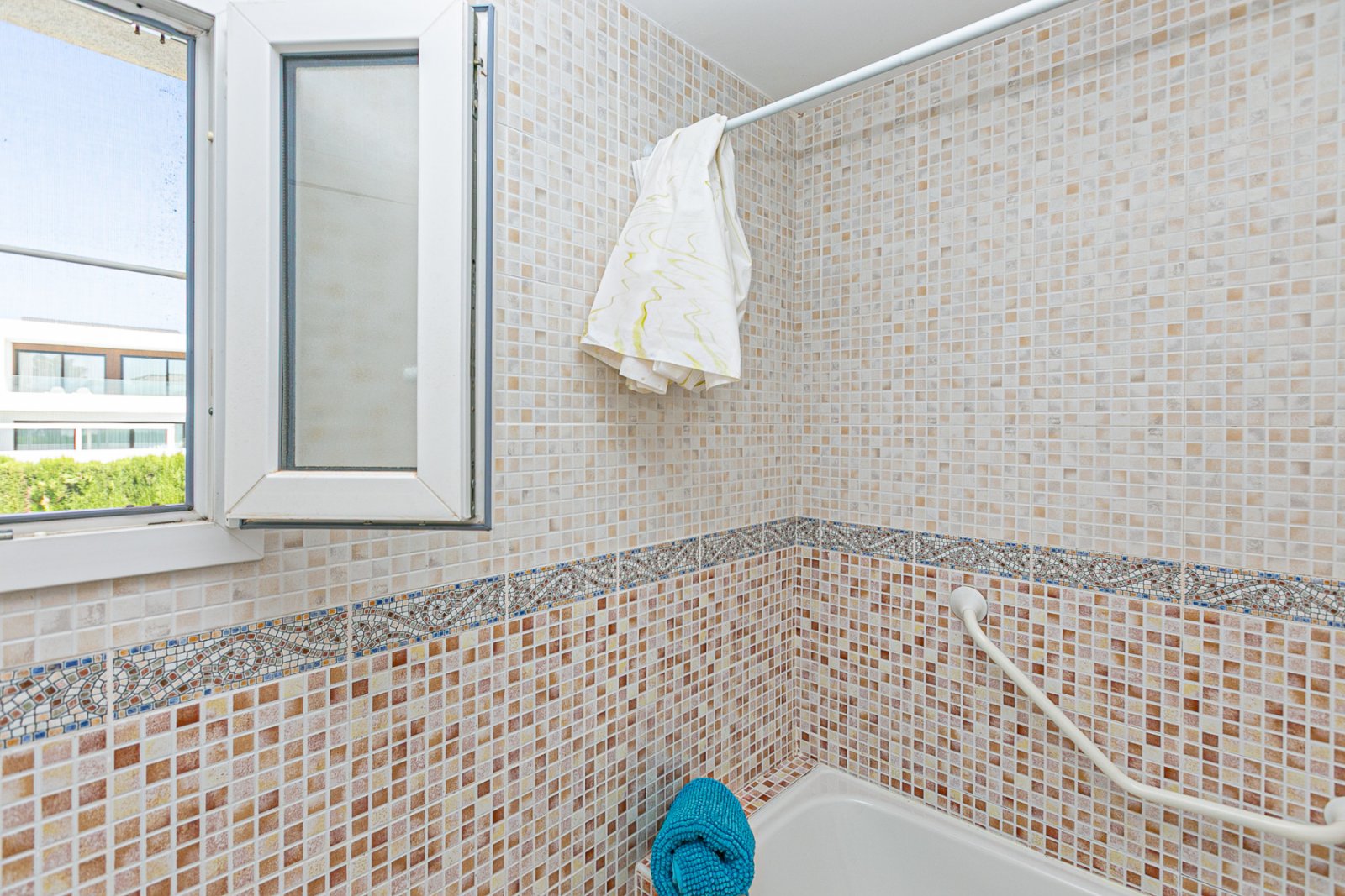 Wir präsentieren diese wunderschöne freistehende Villa in der Urbanisation La Marina, San Fulgencio (Alicante), einer sehr gefragten Wohngegend mit i