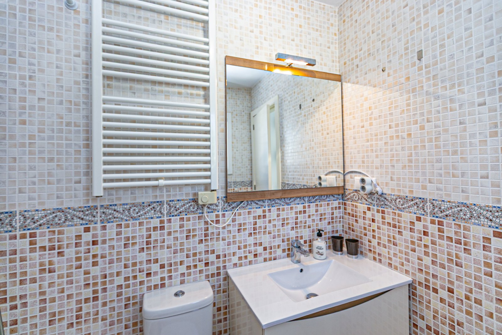 Wir präsentieren diese wunderschöne freistehende Villa in der Urbanisation La Marina, San Fulgencio (Alicante), einer sehr gefragten Wohngegend mit i