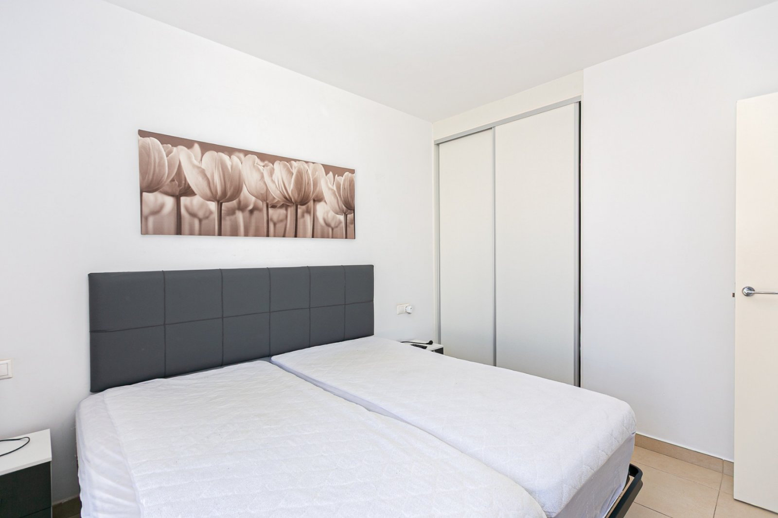 Wir präsentieren diese wunderschöne freistehende Villa in der Urbanisation La Marina, San Fulgencio (Alicante), einer sehr gefragten Wohngegend mit i