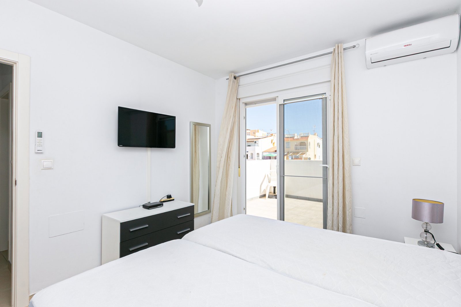 Wir präsentieren diese wunderschöne freistehende Villa in der Urbanisation La Marina, San Fulgencio (Alicante), einer sehr gefragten Wohngegend mit i