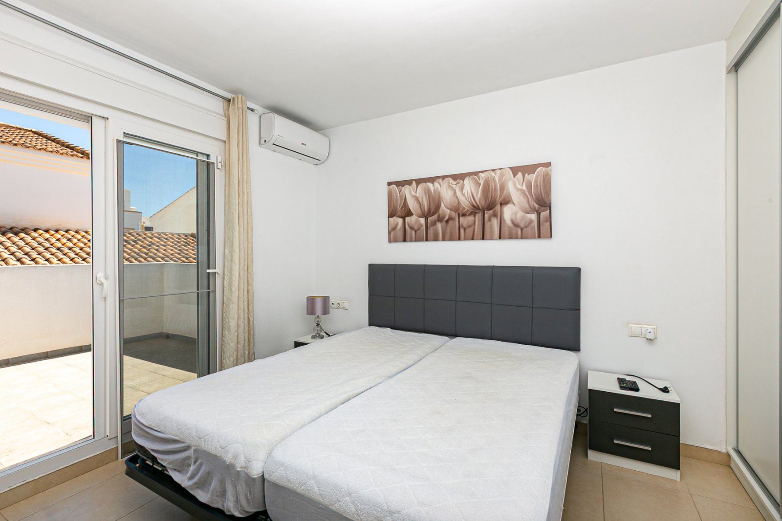 Wir präsentieren diese wunderschöne freistehende Villa in der Urbanisation La Marina, San Fulgencio (Alicante), einer sehr gefragten Wohngegend mit i