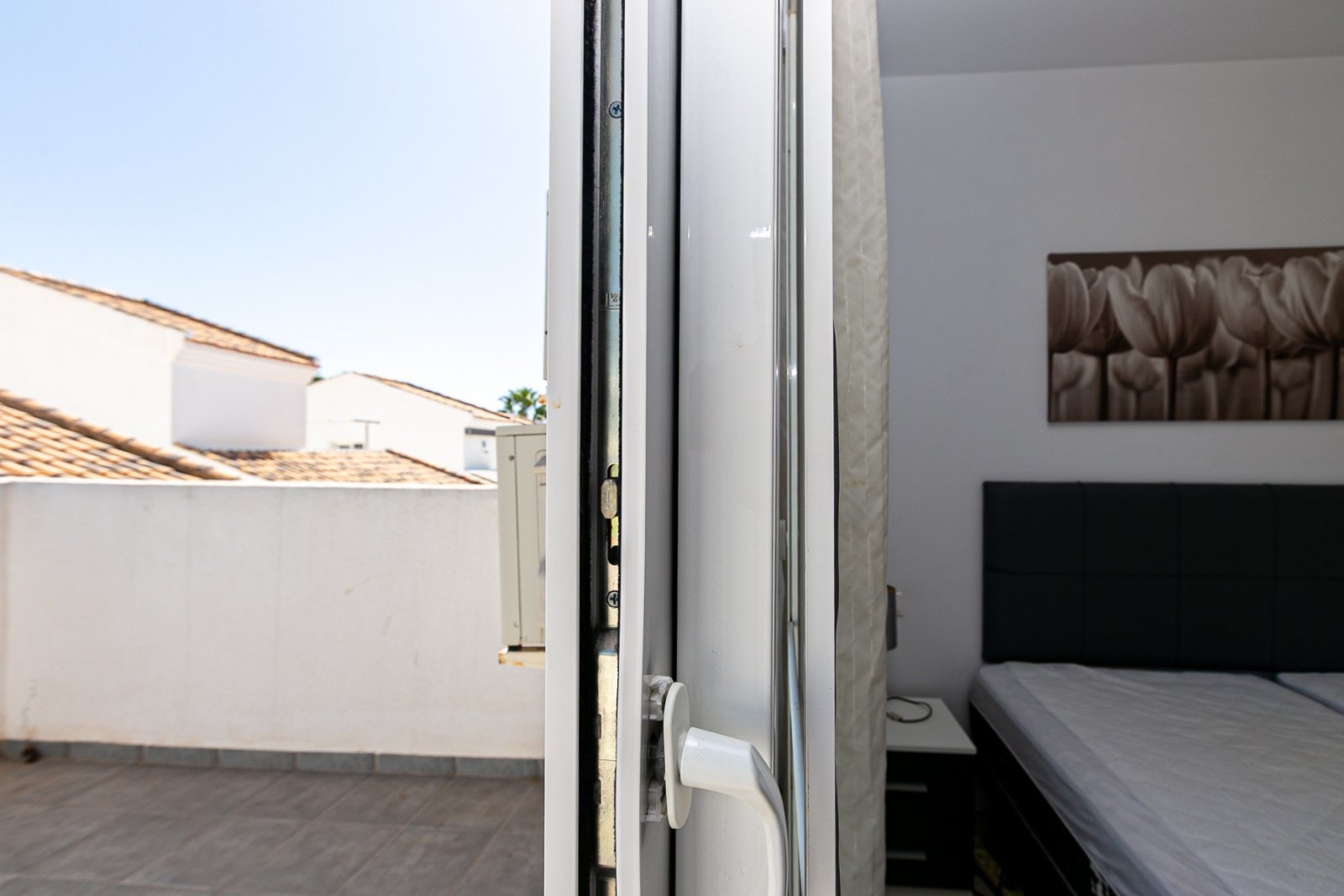 Wir präsentieren diese wunderschöne freistehende Villa in der Urbanisation La Marina, San Fulgencio (Alicante), einer sehr gefragten Wohngegend mit i