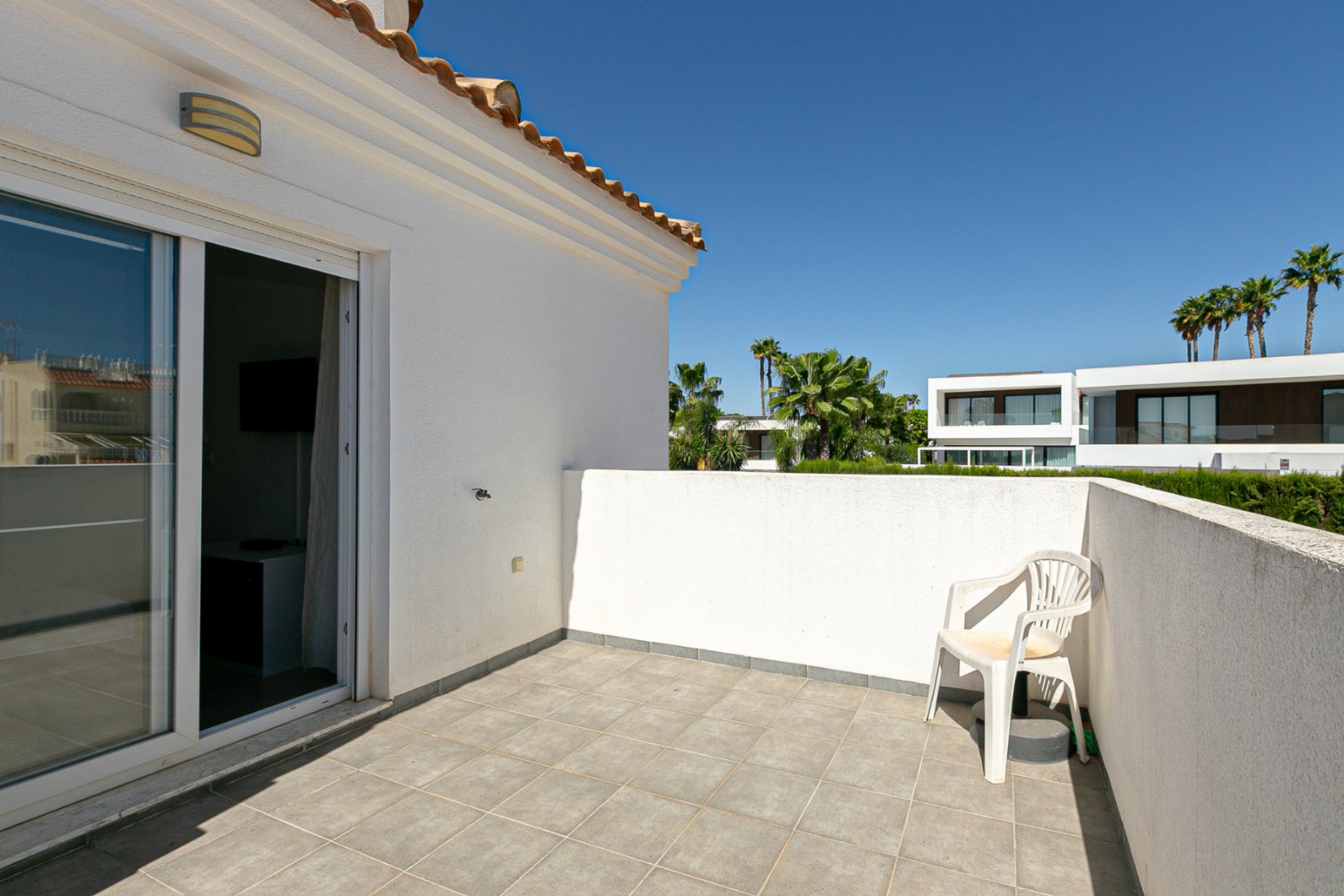 Wir präsentieren diese wunderschöne freistehende Villa in der Urbanisation La Marina, San Fulgencio (Alicante), einer sehr gefragten Wohngegend mit i