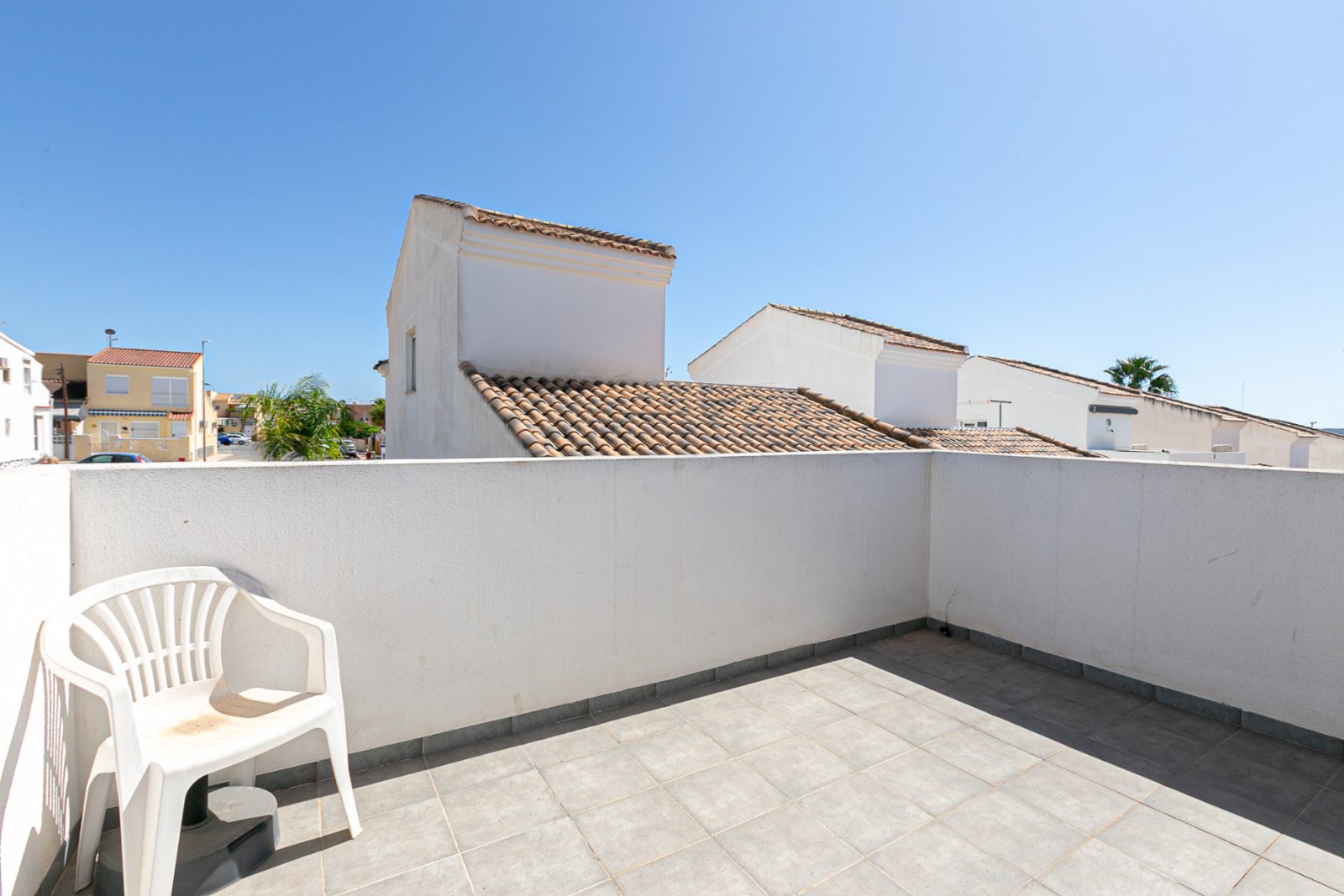 Wir präsentieren diese wunderschöne freistehende Villa in der Urbanisation La Marina, San Fulgencio (Alicante), einer sehr gefragten Wohngegend mit i