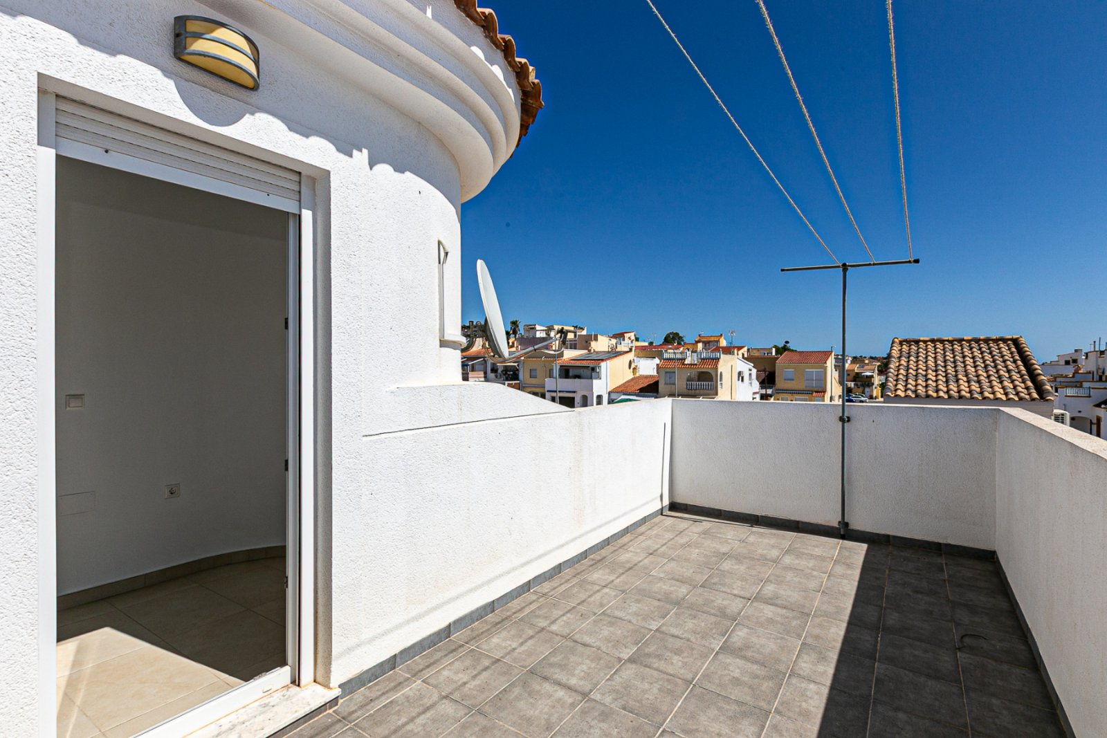Wir präsentieren diese wunderschöne freistehende Villa in der Urbanisation La Marina, San Fulgencio (Alicante), einer sehr gefragten Wohngegend mit i