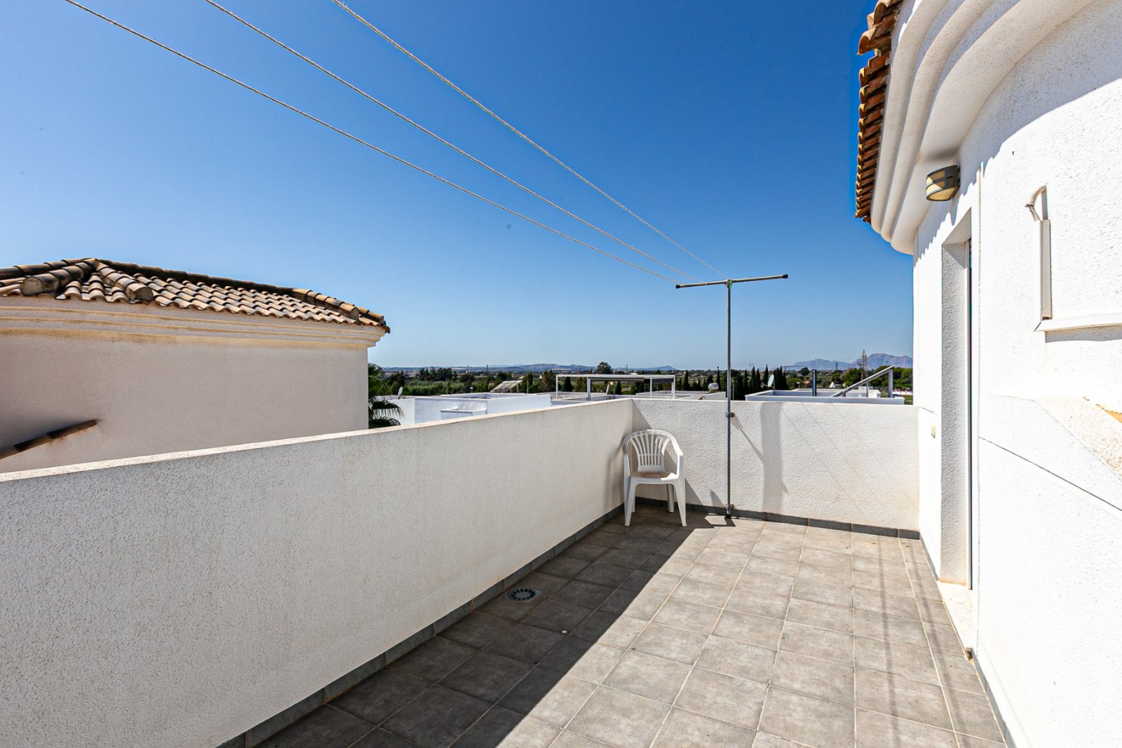 Wir präsentieren diese wunderschöne freistehende Villa in der Urbanisation La Marina, San Fulgencio (Alicante), einer sehr gefragten Wohngegend mit i