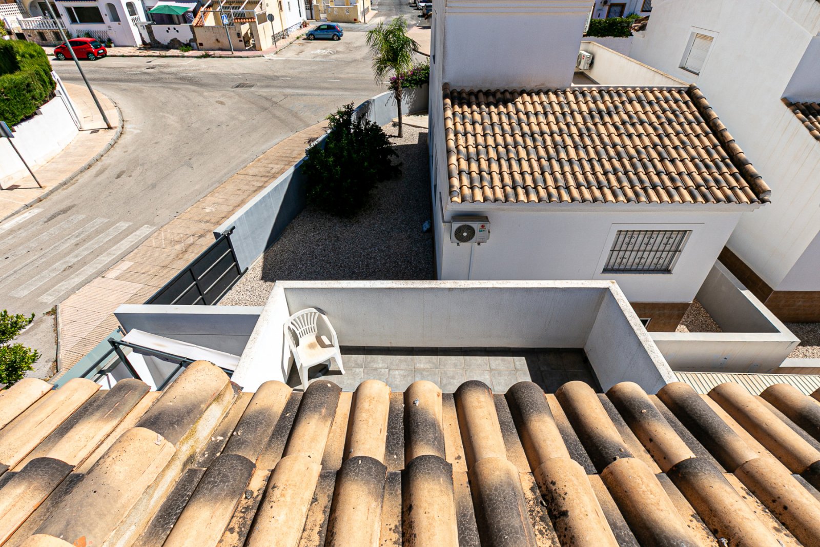 Wir präsentieren diese wunderschöne freistehende Villa in der Urbanisation La Marina, San Fulgencio (Alicante), einer sehr gefragten Wohngegend mit i